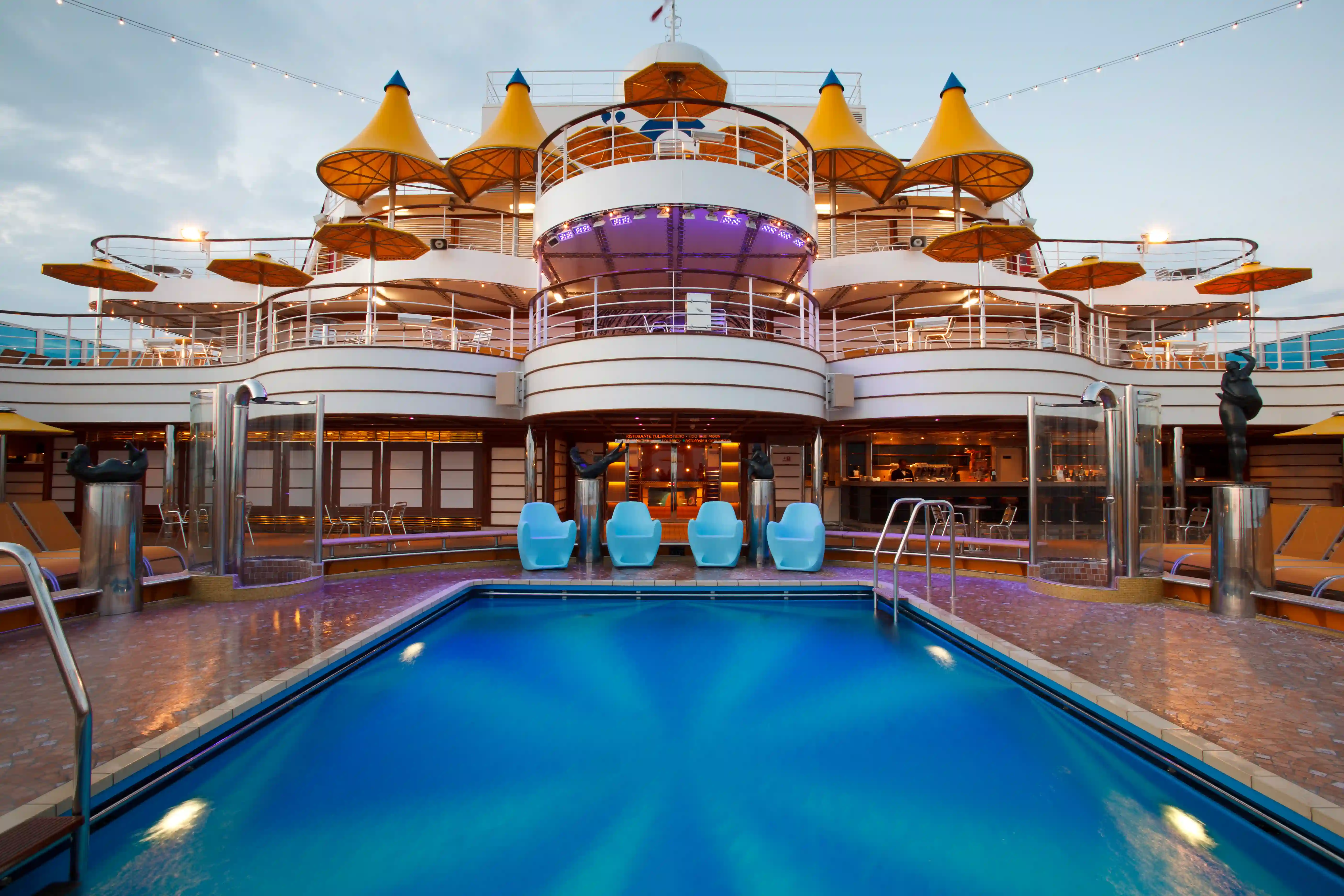 Zentraler Poolbereich mit Sonnenliegen, Geländern und offenen Decksflächen