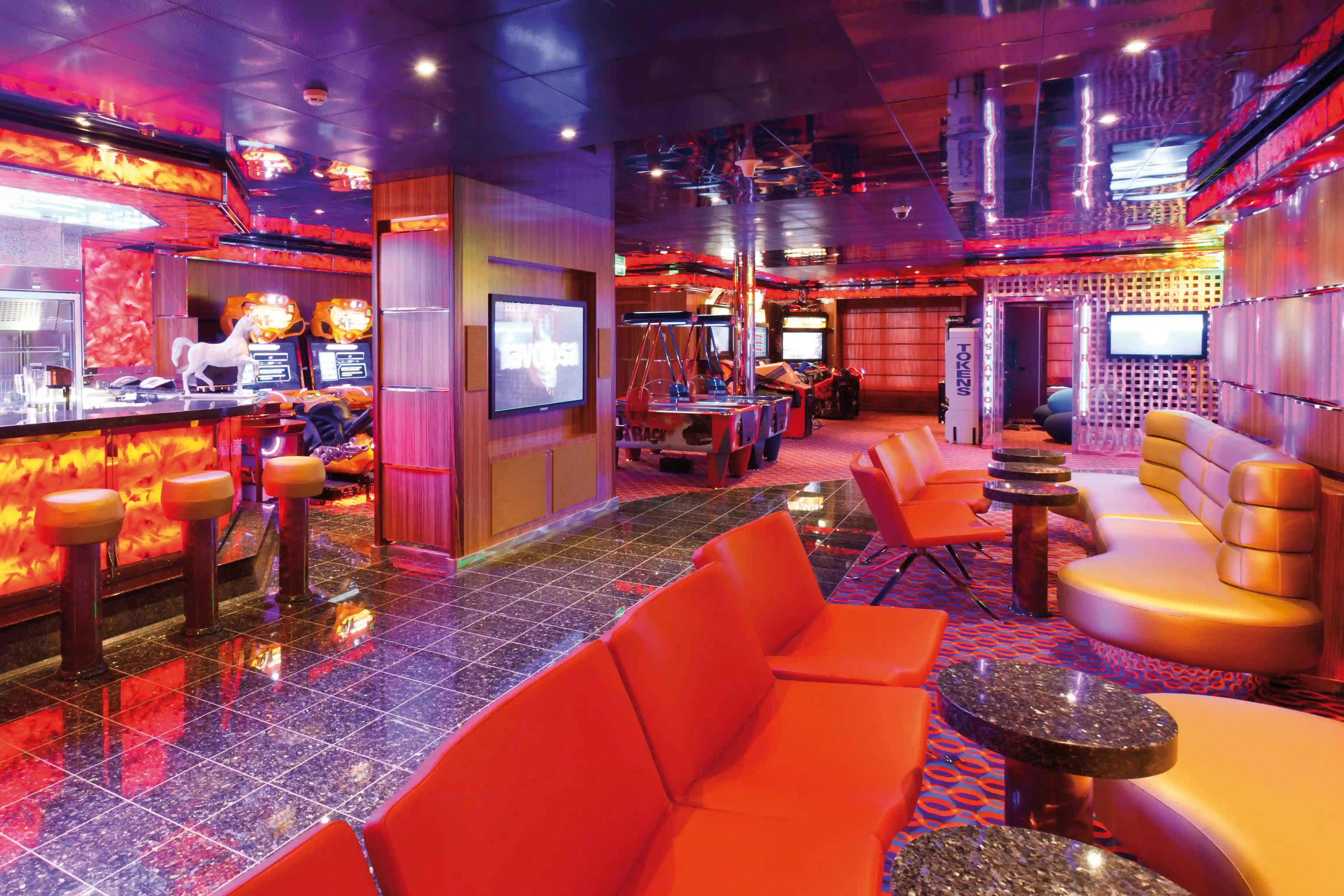 Elegante Bar Lounge auf Kreuzfahrtschiff mit Barhockern und Sitzbereichen