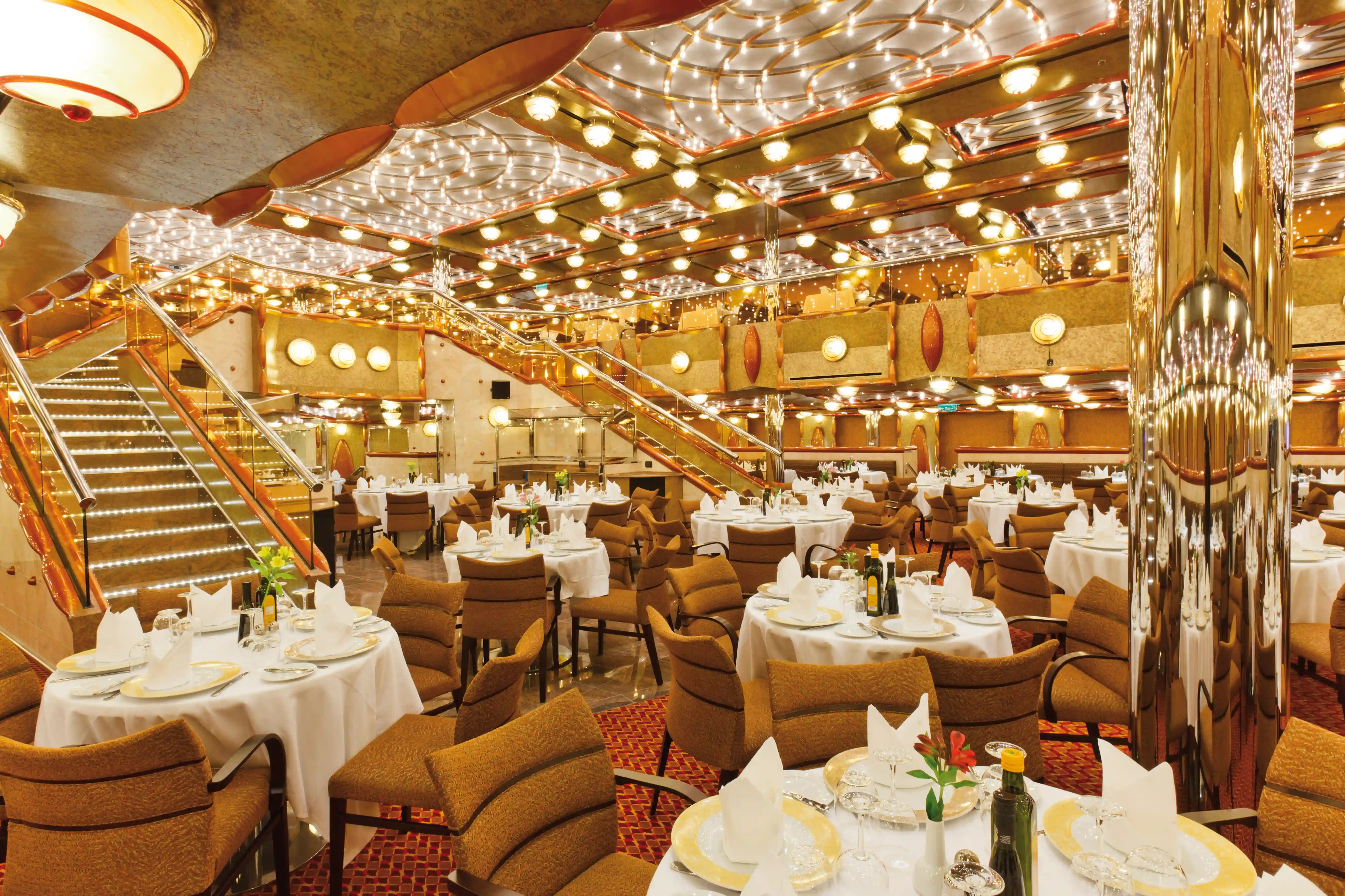 Grosses Hauptrestaurant auf Kreuzfahrtschiff mit gedeckten Tischen und Treppen