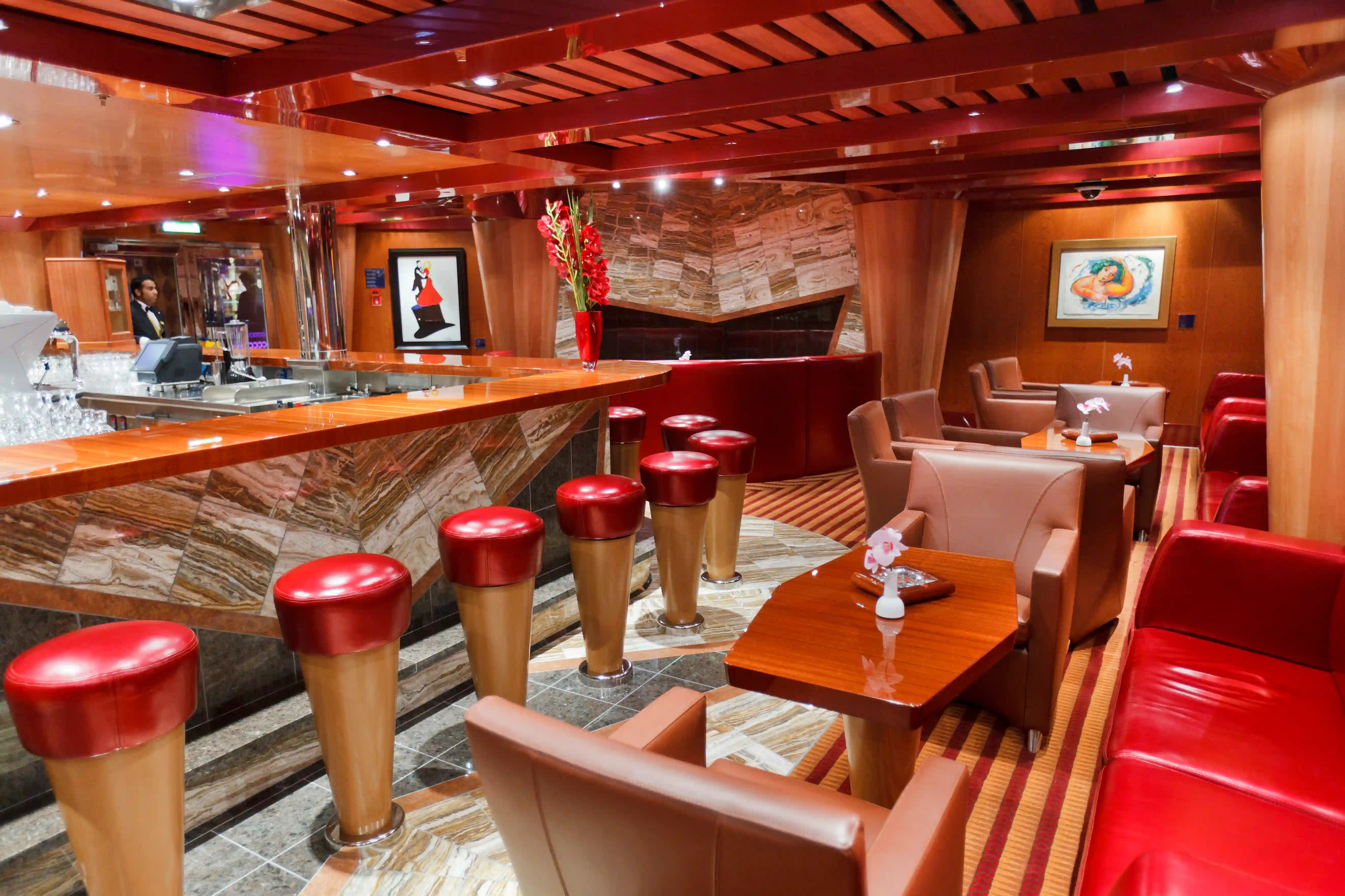 Elegante Bar Lounge auf Kreuzfahrtschiff mit Barhockern und Sitzgruppen