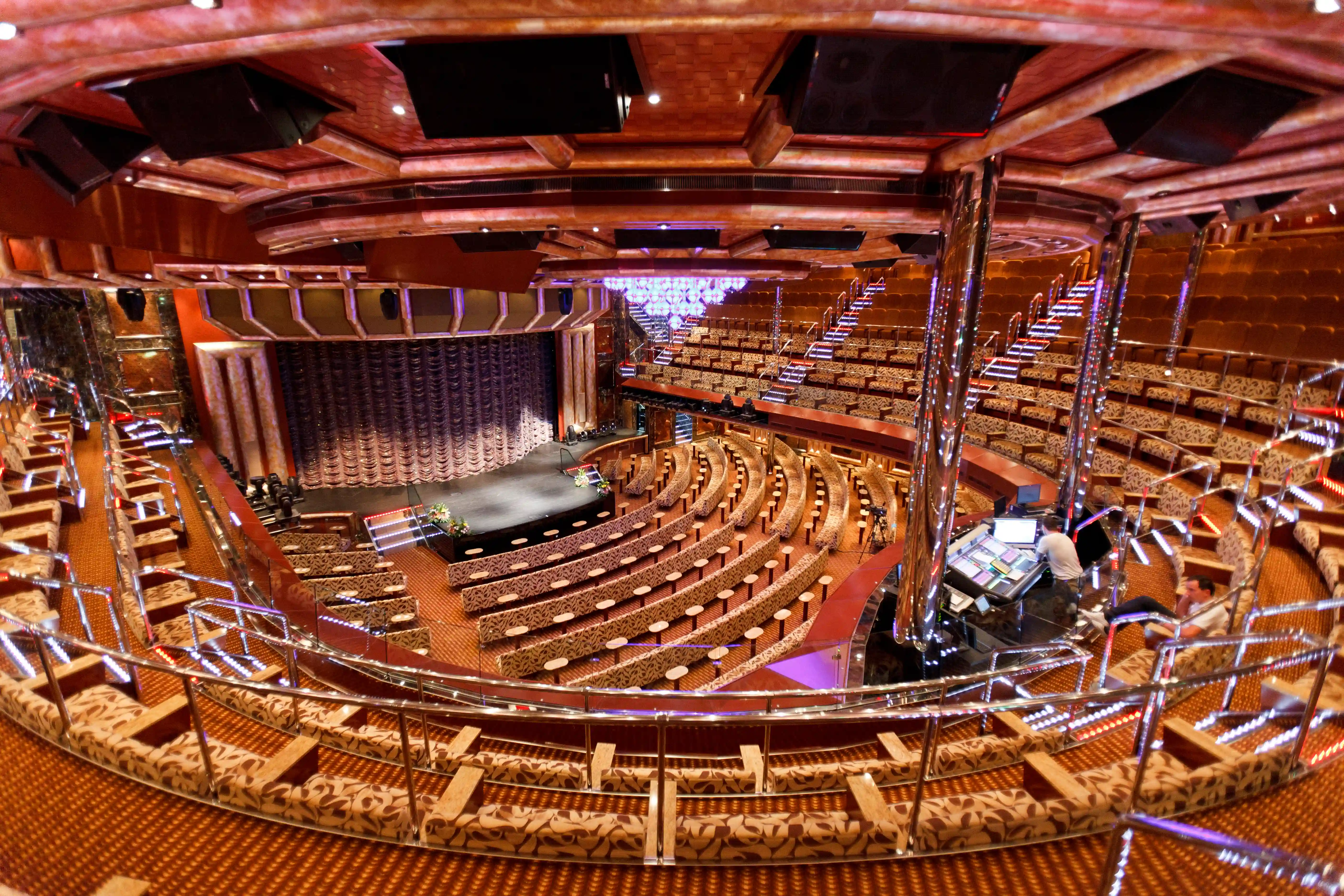 Grosses Theater auf Kreuzfahrtschiff mit Bühne, Rangsitzen und Beleuchtung