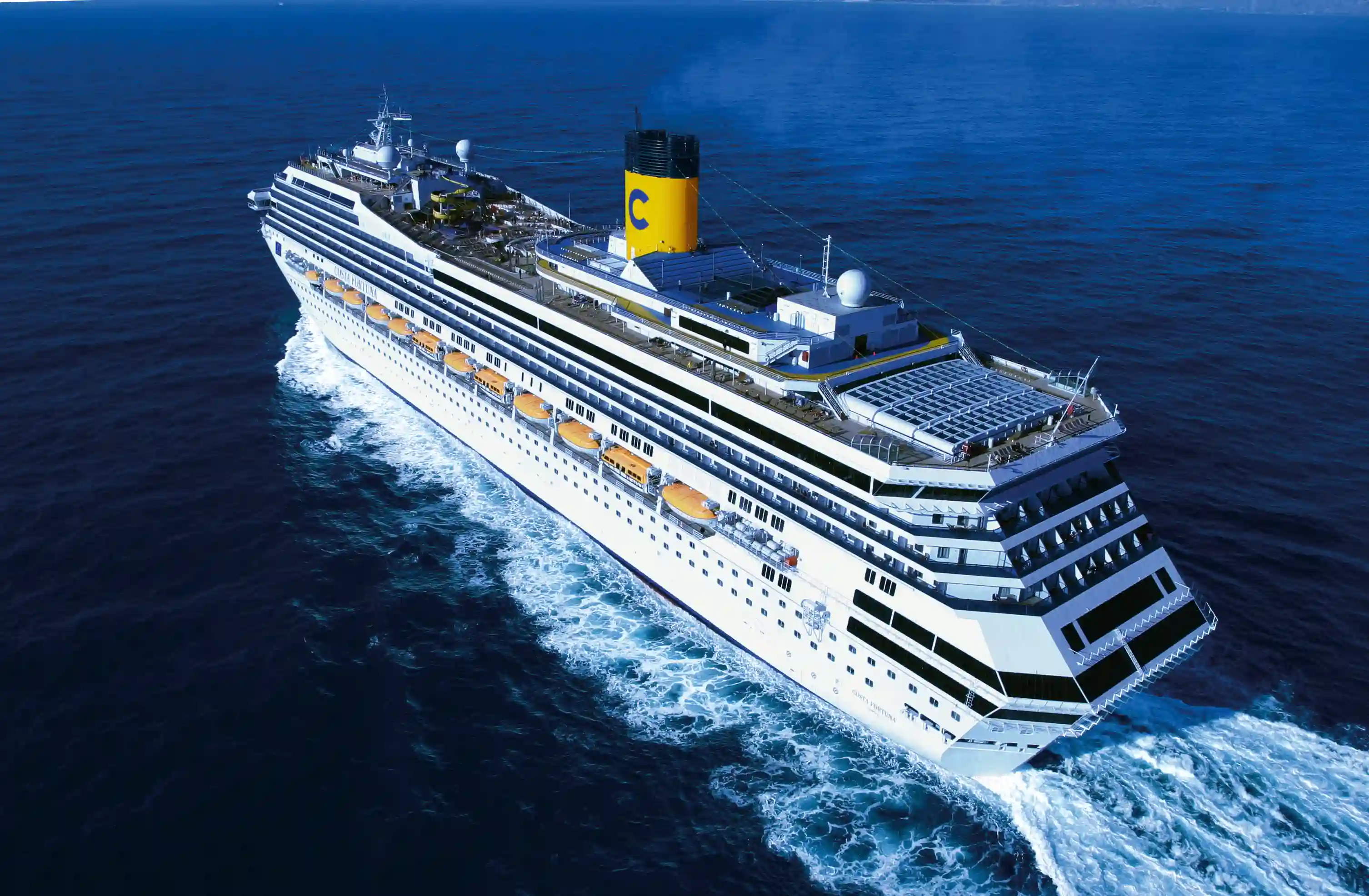 Costa Fortuna bei klarer Sicht auf offener See