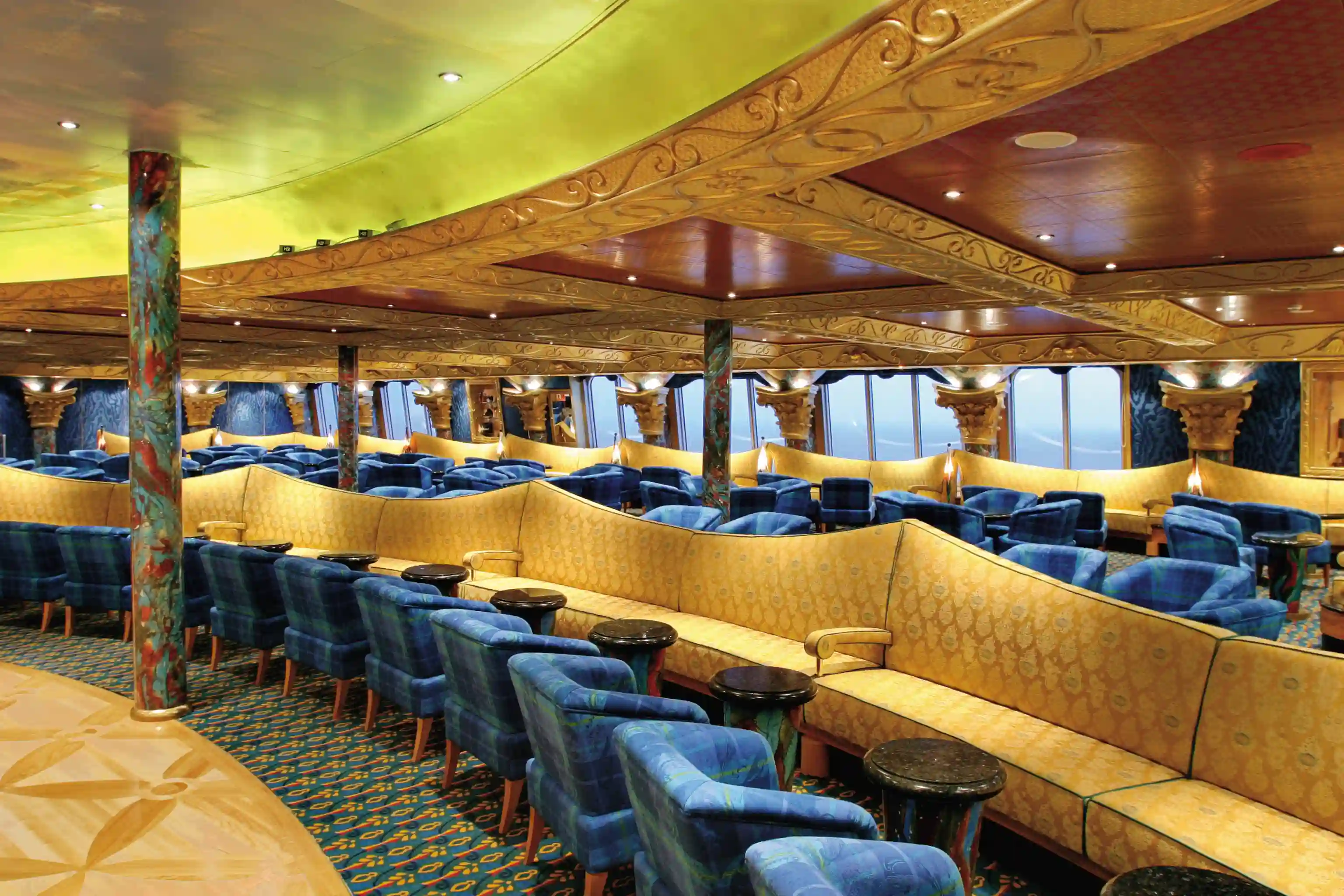 Grand Bar Conte di Savoia mit Sitzbereichen und Panoramafenstern