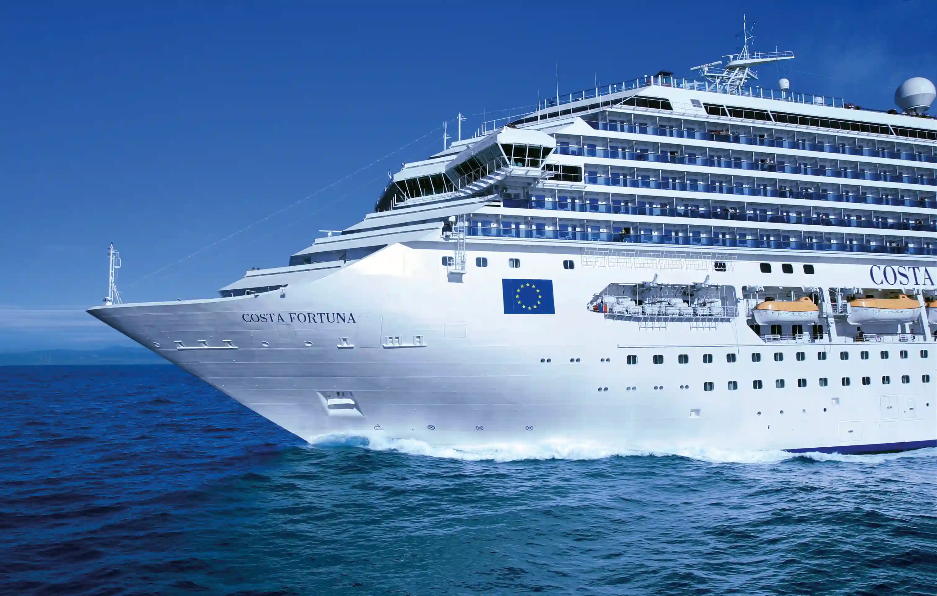 Bug der Costa Fortuna auf offener See
