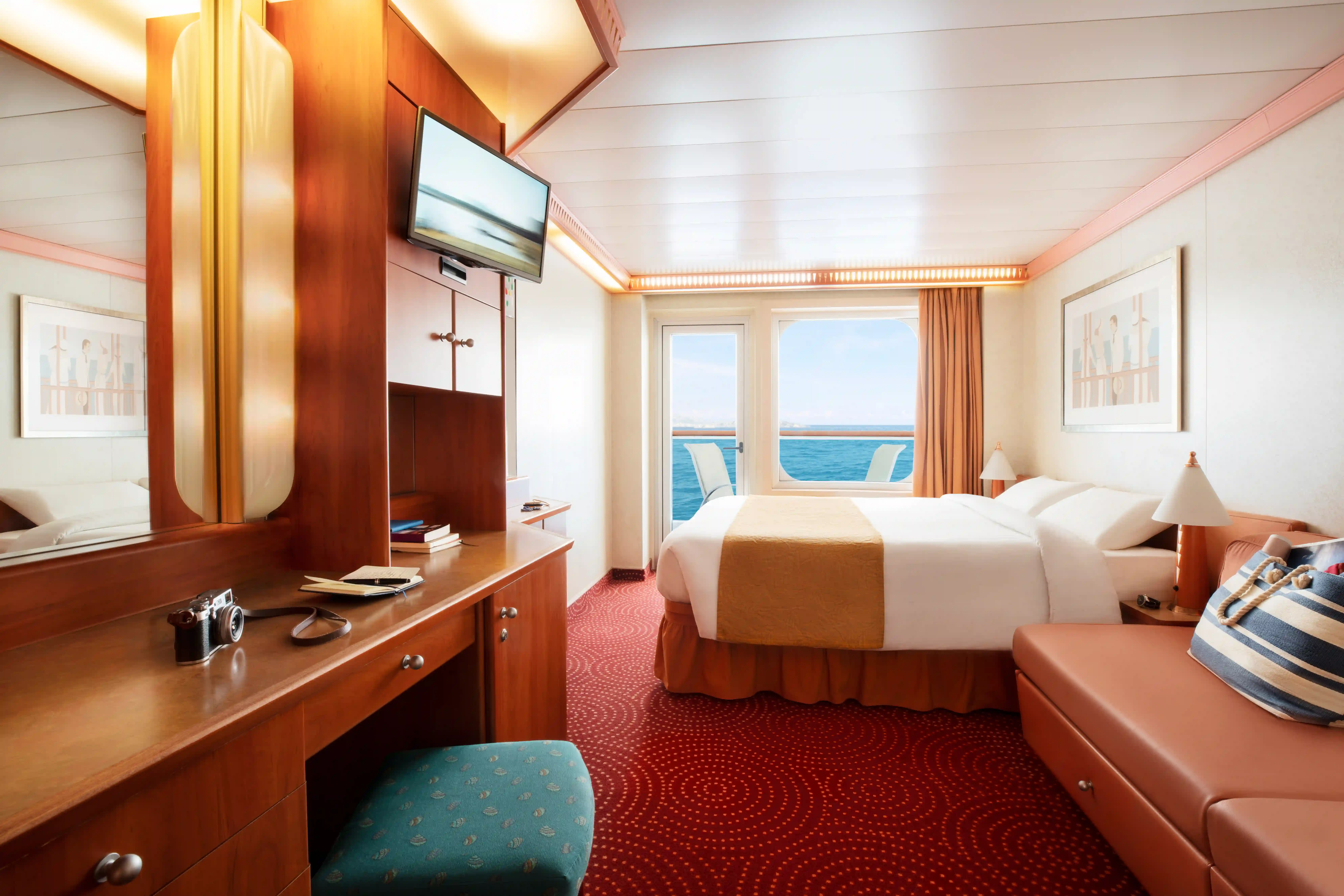 Balkonkabine der Costa Fortuna mit Doppelbett und Meerblick