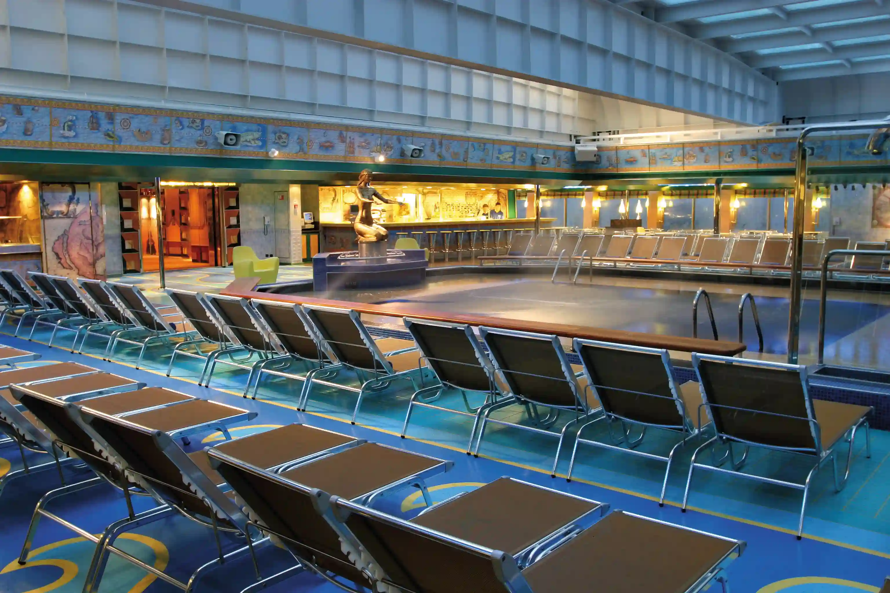 Überdachter Aussenpool mit Liegestühlen und Barbereich