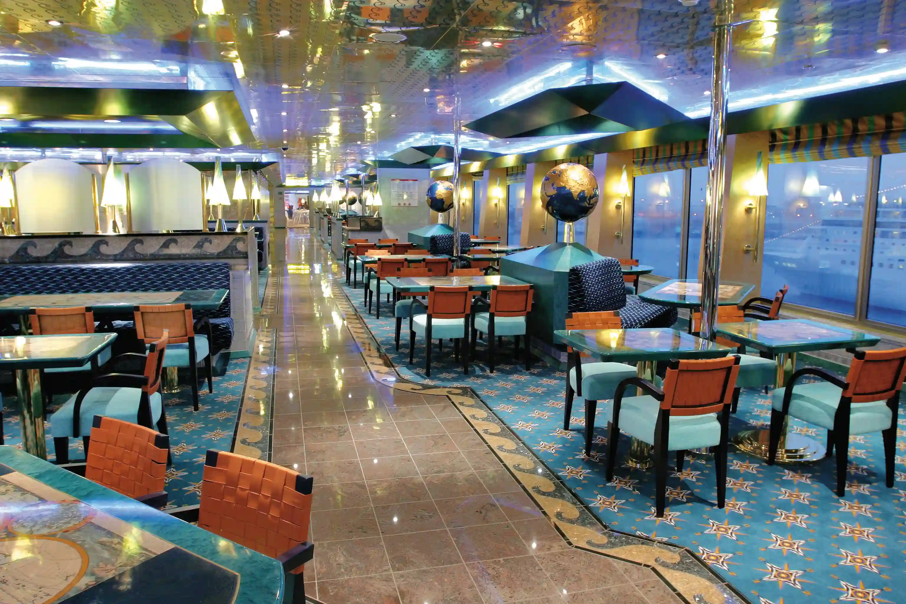 Buffetrestaurant mit Sitzplätzen und dekorierter Decke