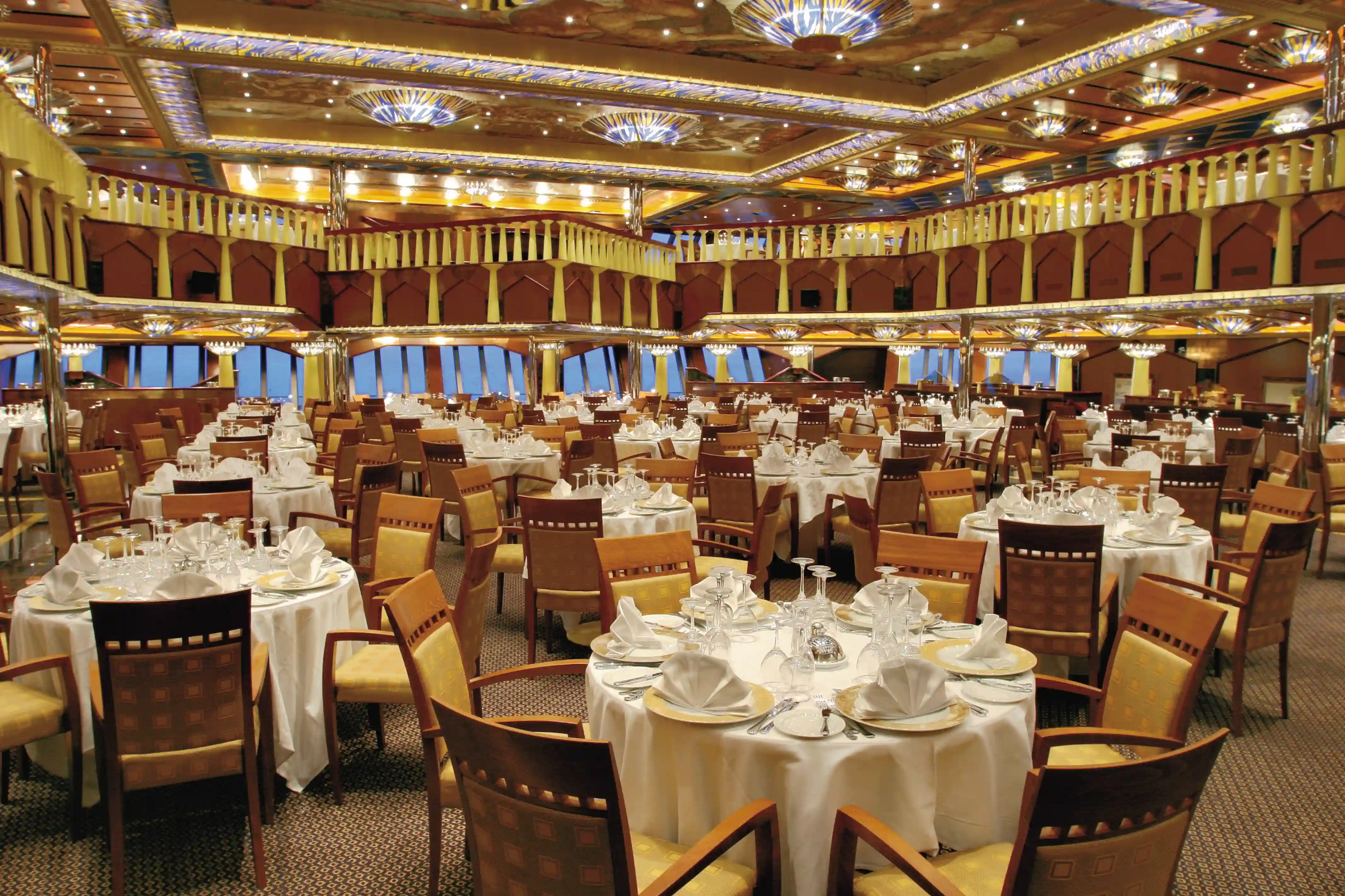 Grosses Restaurant mit gedeckten Tischen und Balkon