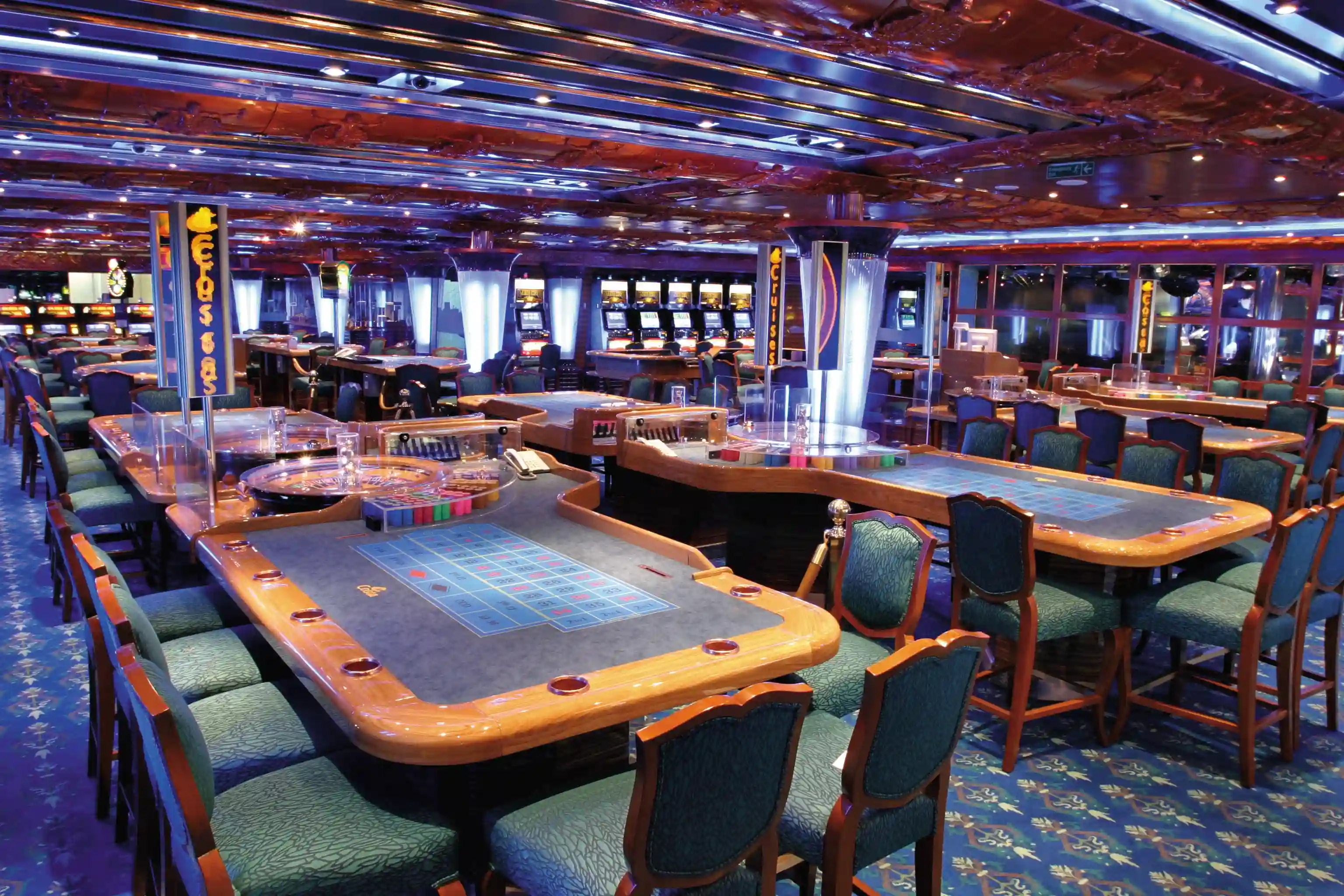 Casino der Costa Fortuna mit Spielautomaten und Sitzplätzen