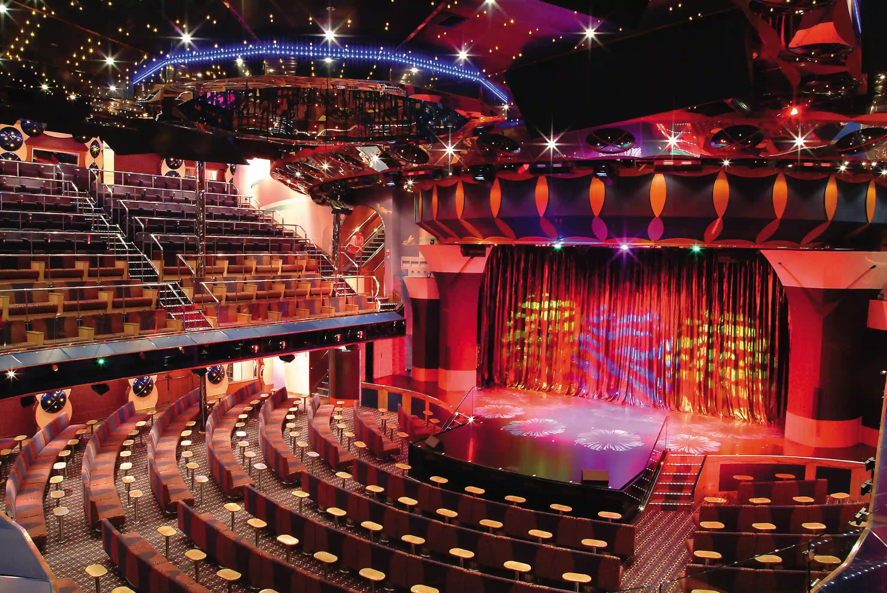 Theaterbühne mit Beleuchtung und geschlossenen Vorhängen