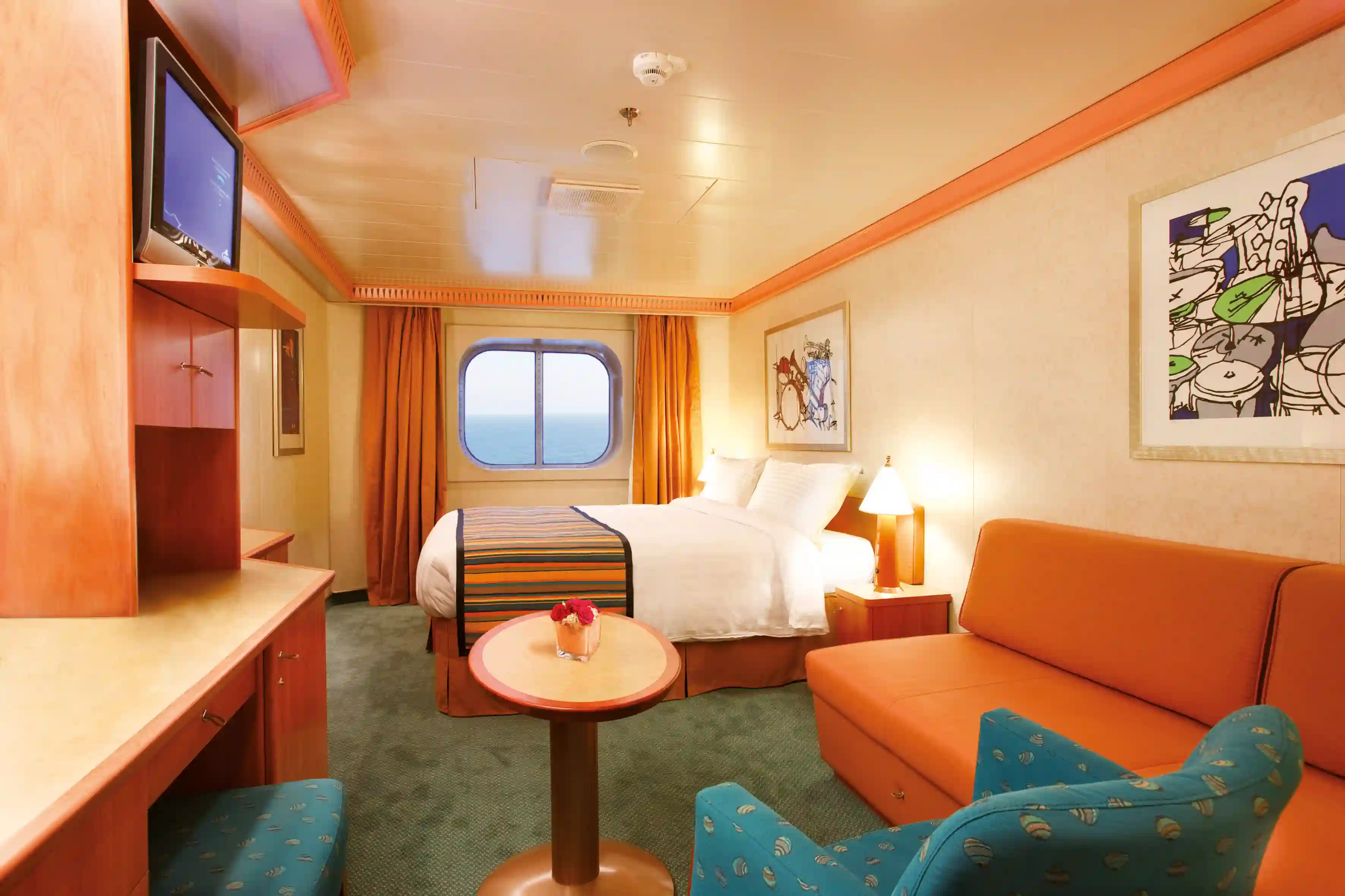 Aussenkabine mit Doppelbett, Fenster, Sofa und kleinem Tisch