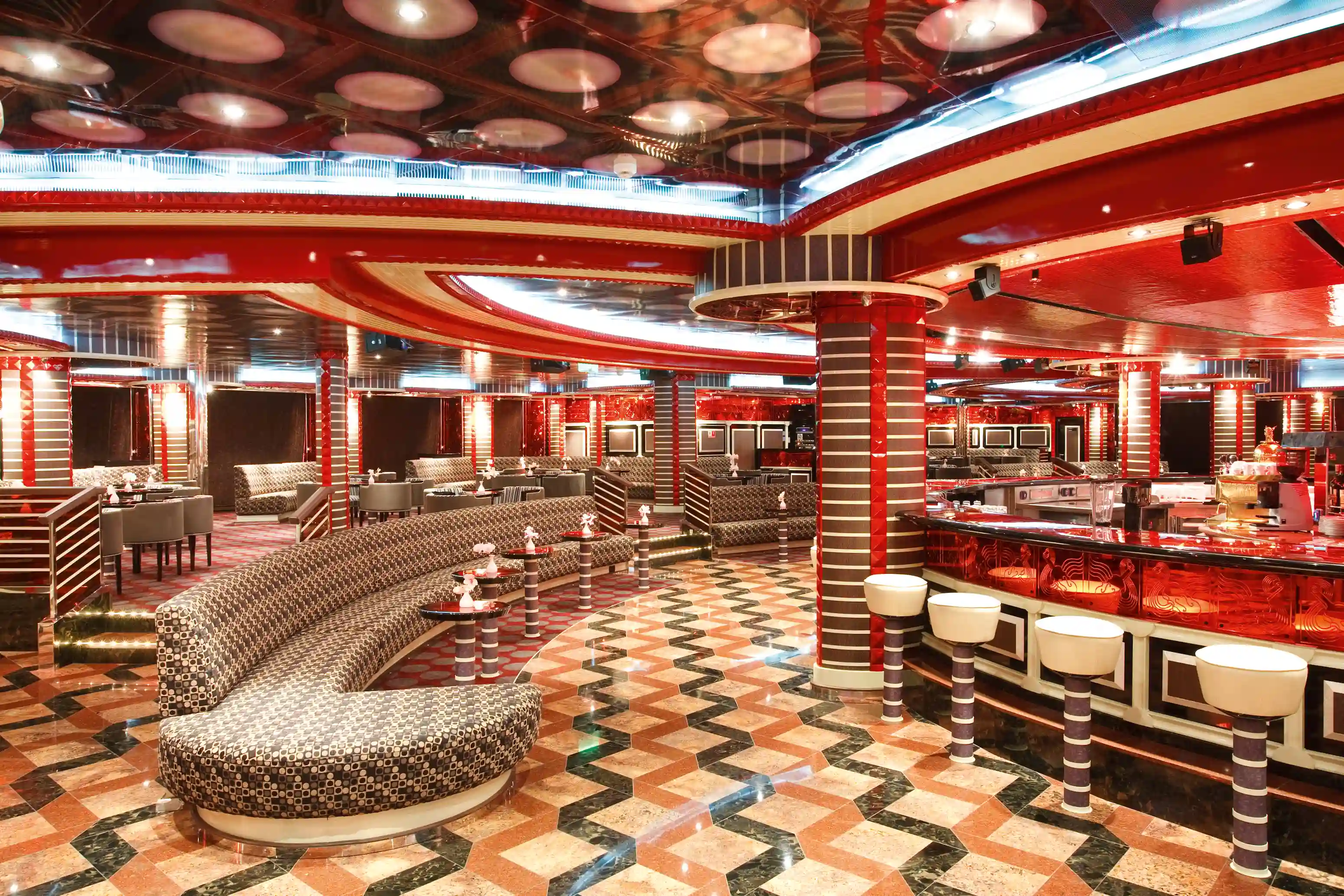 Bar mit Theke, Barhockern, Sitzgruppen und indirekter Beleuchtung