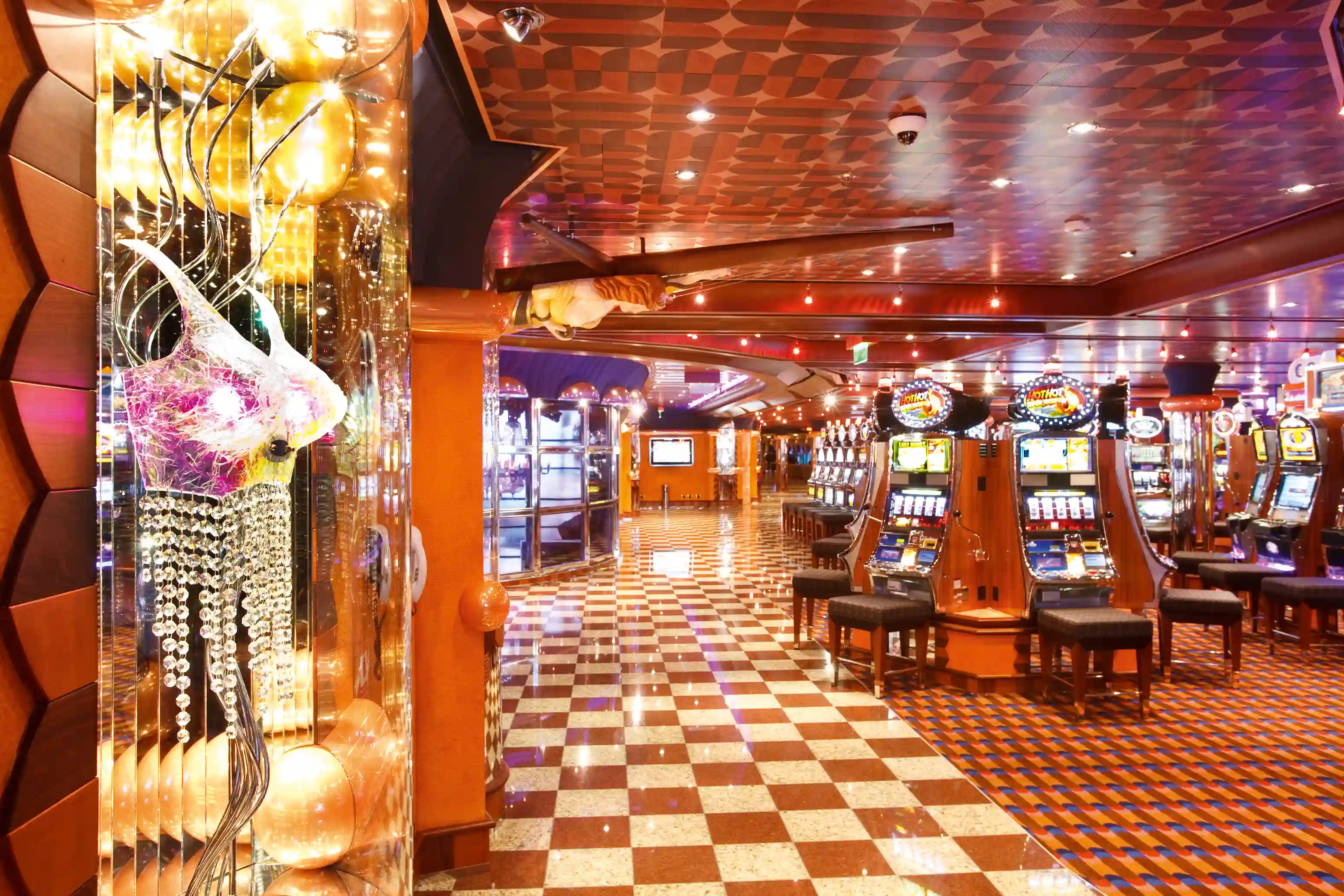 Casino mit Spielautomaten und Sitzplätzen an Bord