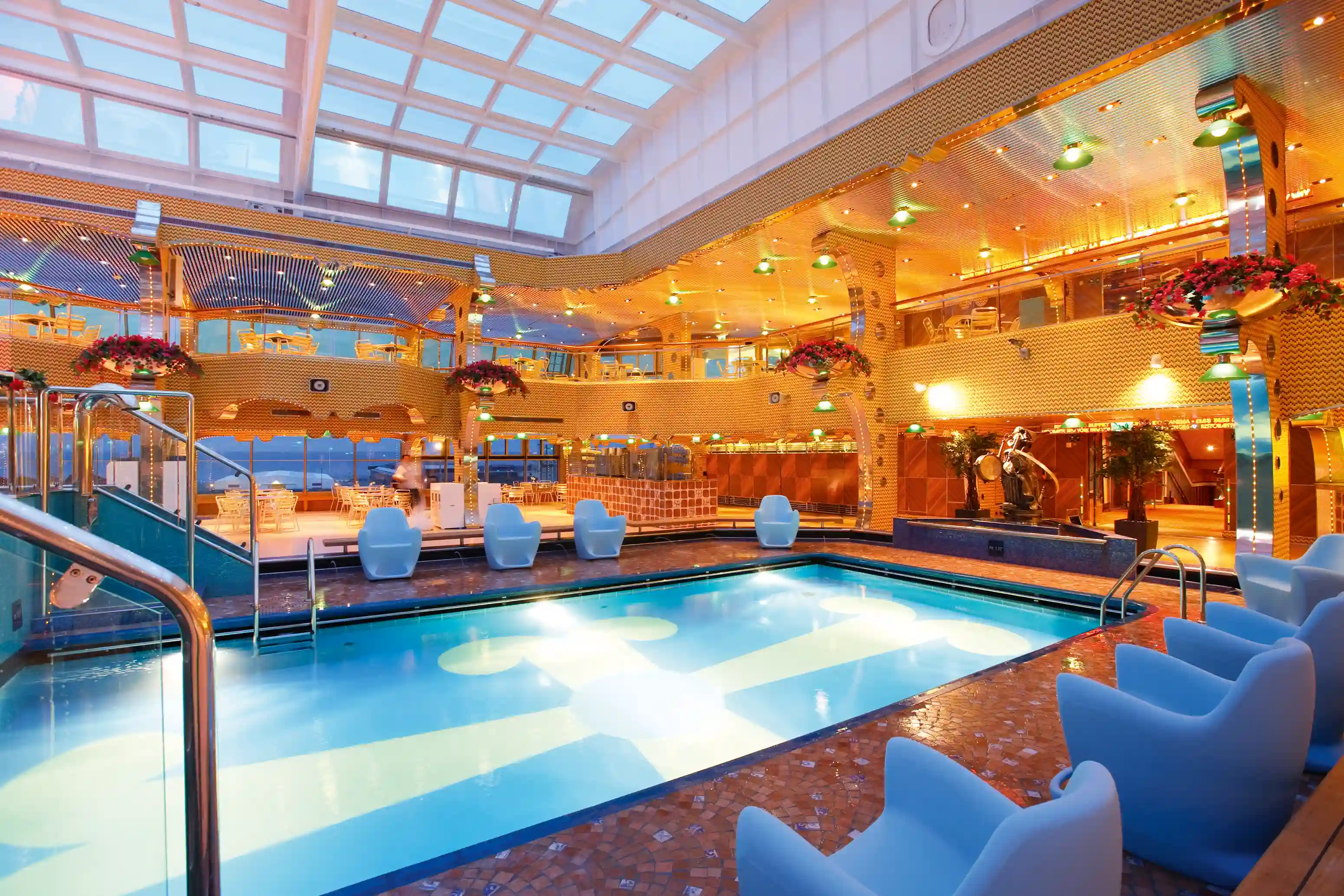 Überdachter Poolbereich mit Sitzgelegenheiten