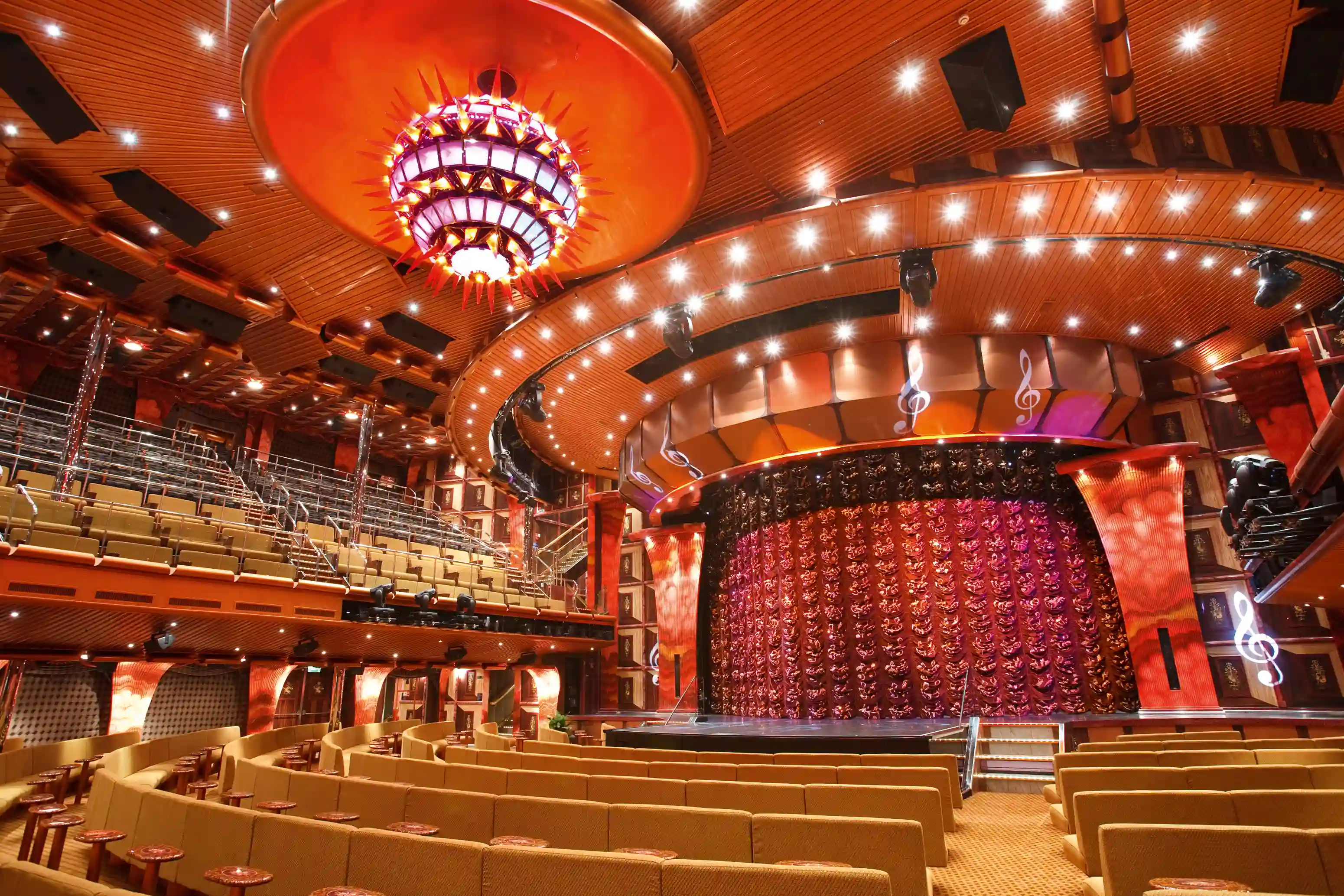Grosses Theater mit Bühne, Sitzreihen und dekorativer Deckenbeleuchtung