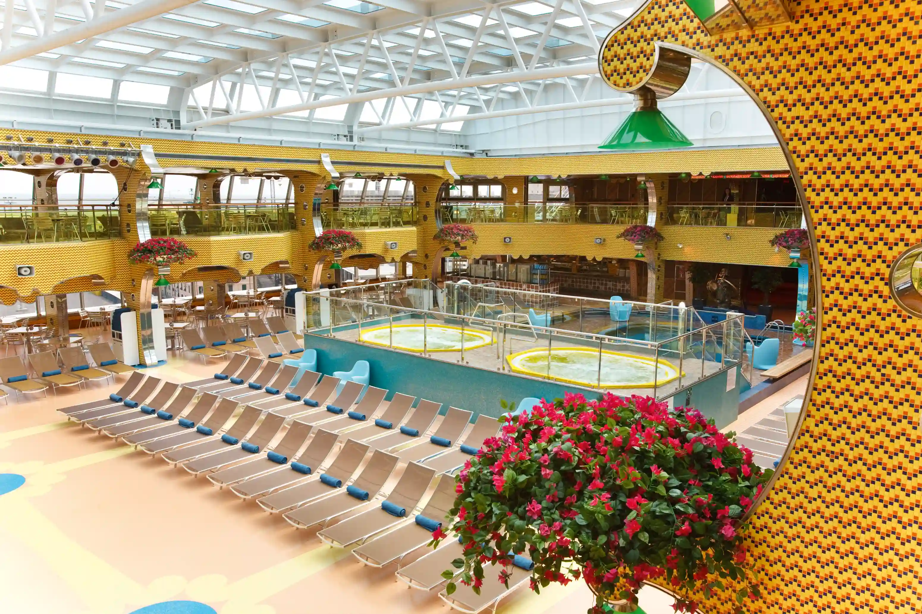 Überdachter Poolbereich mit Whirlpool, Liegen und Tageslicht