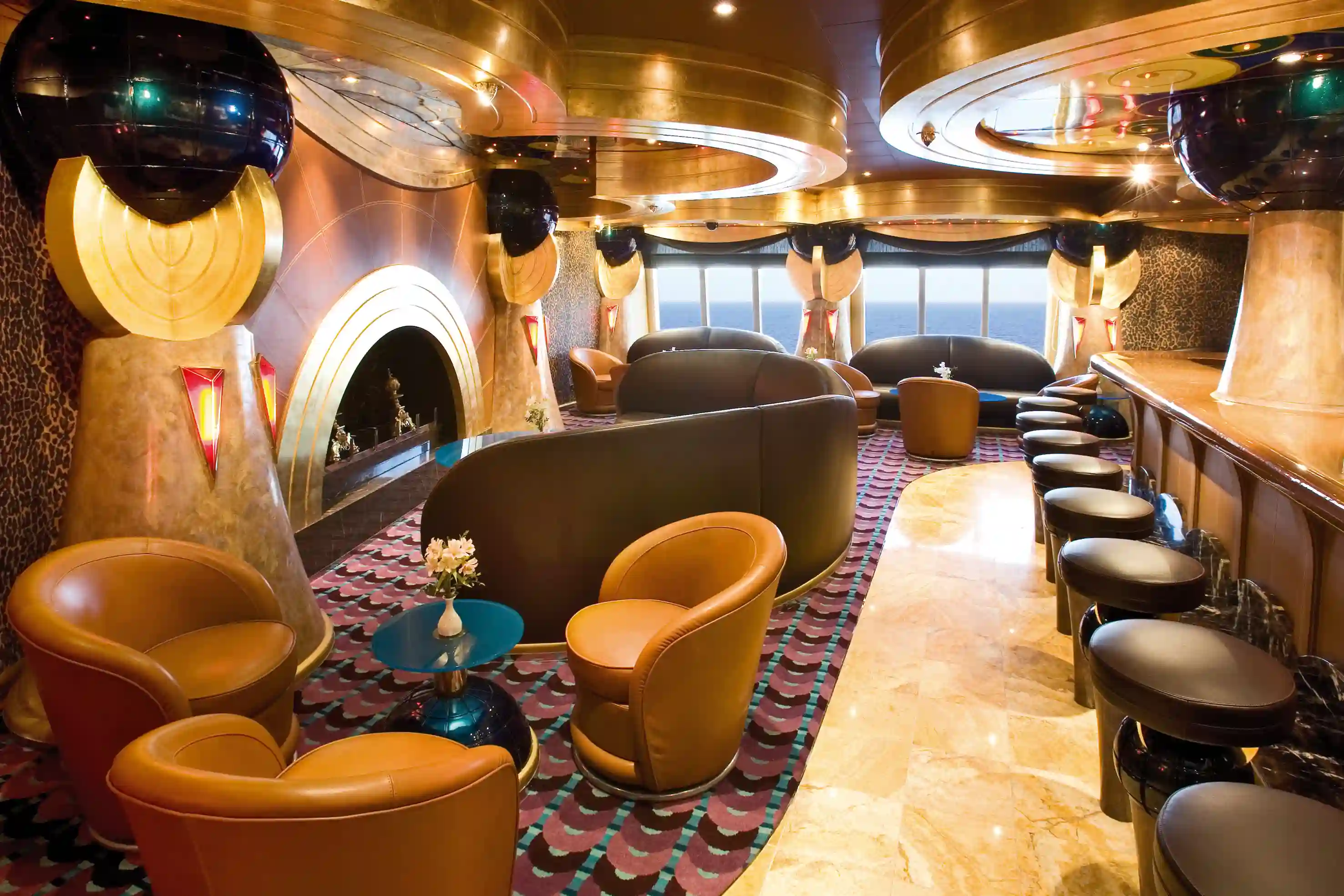 Bar mit Sesseln, Rundtischen und goldfarbenem Art-Déco-Design