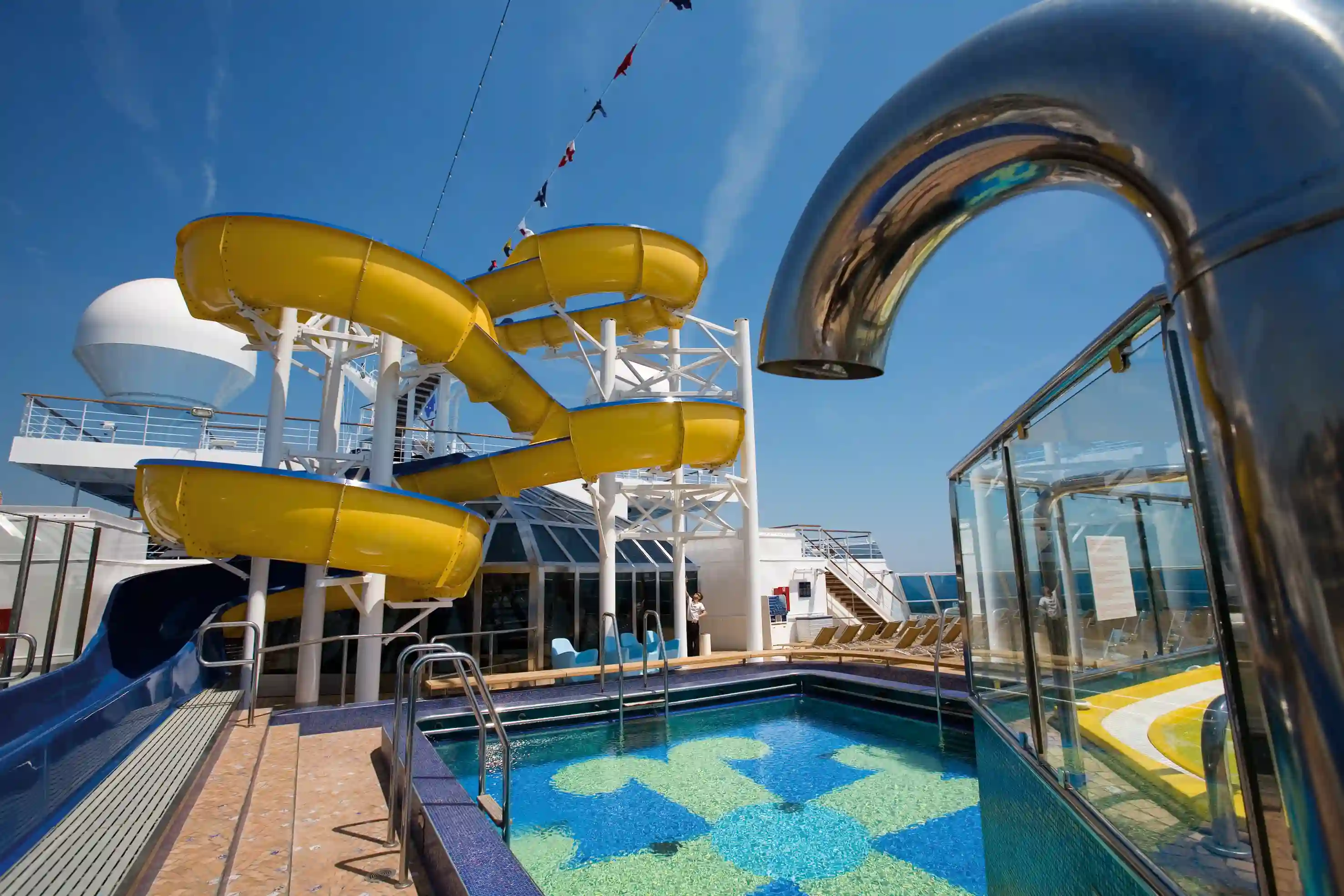 Aussenpool mit gelben Wasserrutschen und Sonnendeck