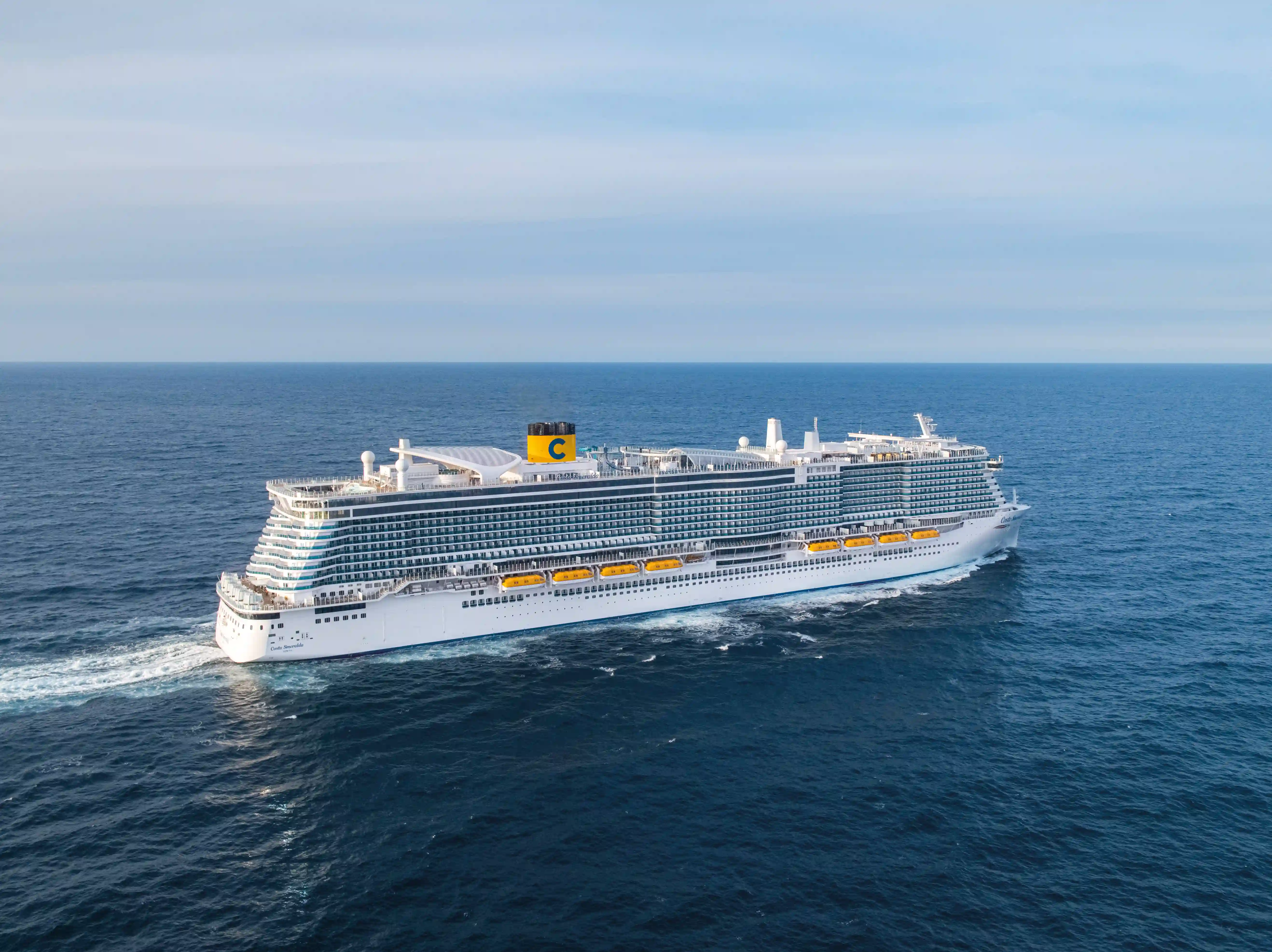 Grosses, weisses Kreuzfahrtschiff Costa Smeralda auf dem offenen, blauen Meer unter leicht bewölktem Himmel
