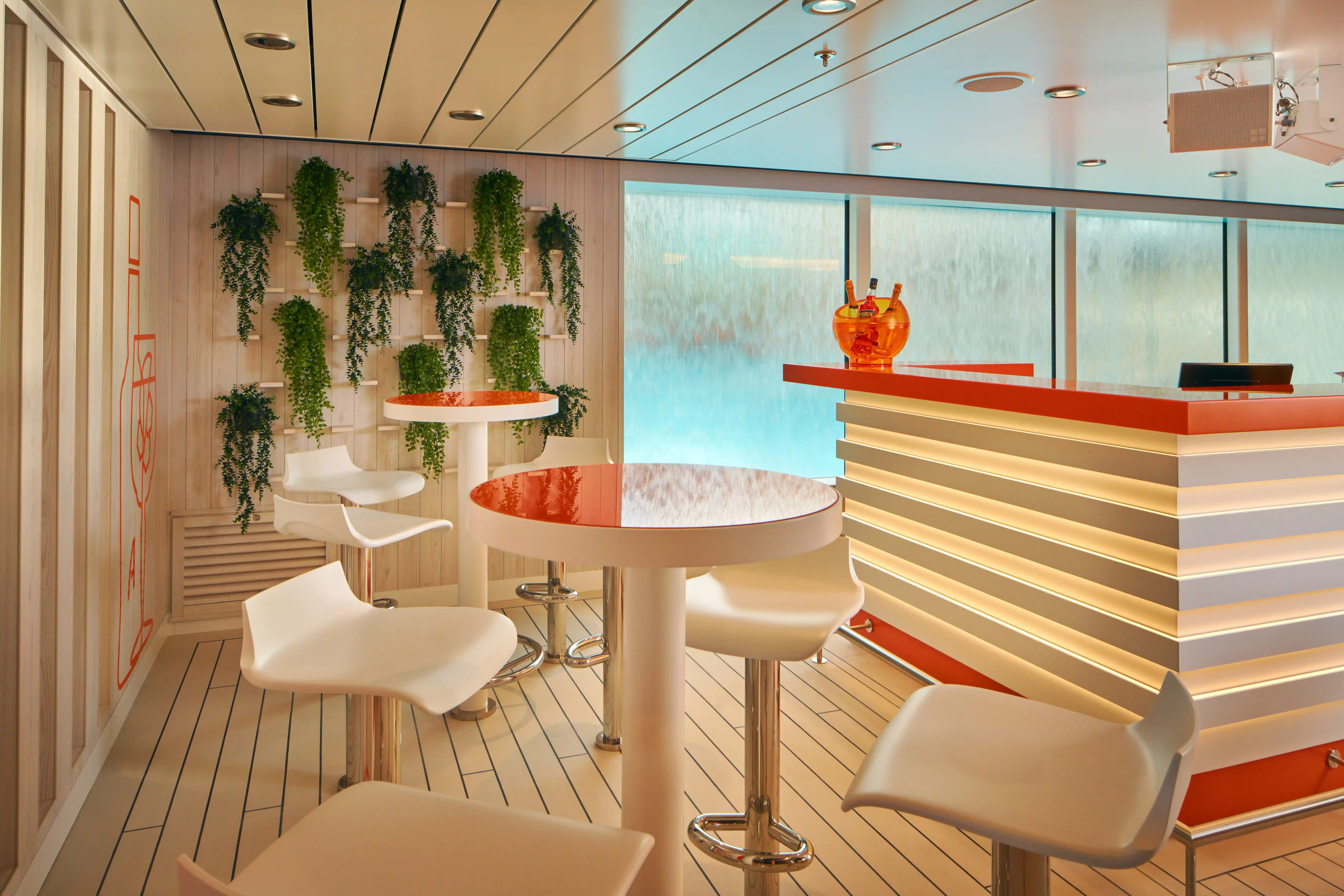 Bar moderne sur navire de croisière avec tables hautes, tabourets et mur vegetal
