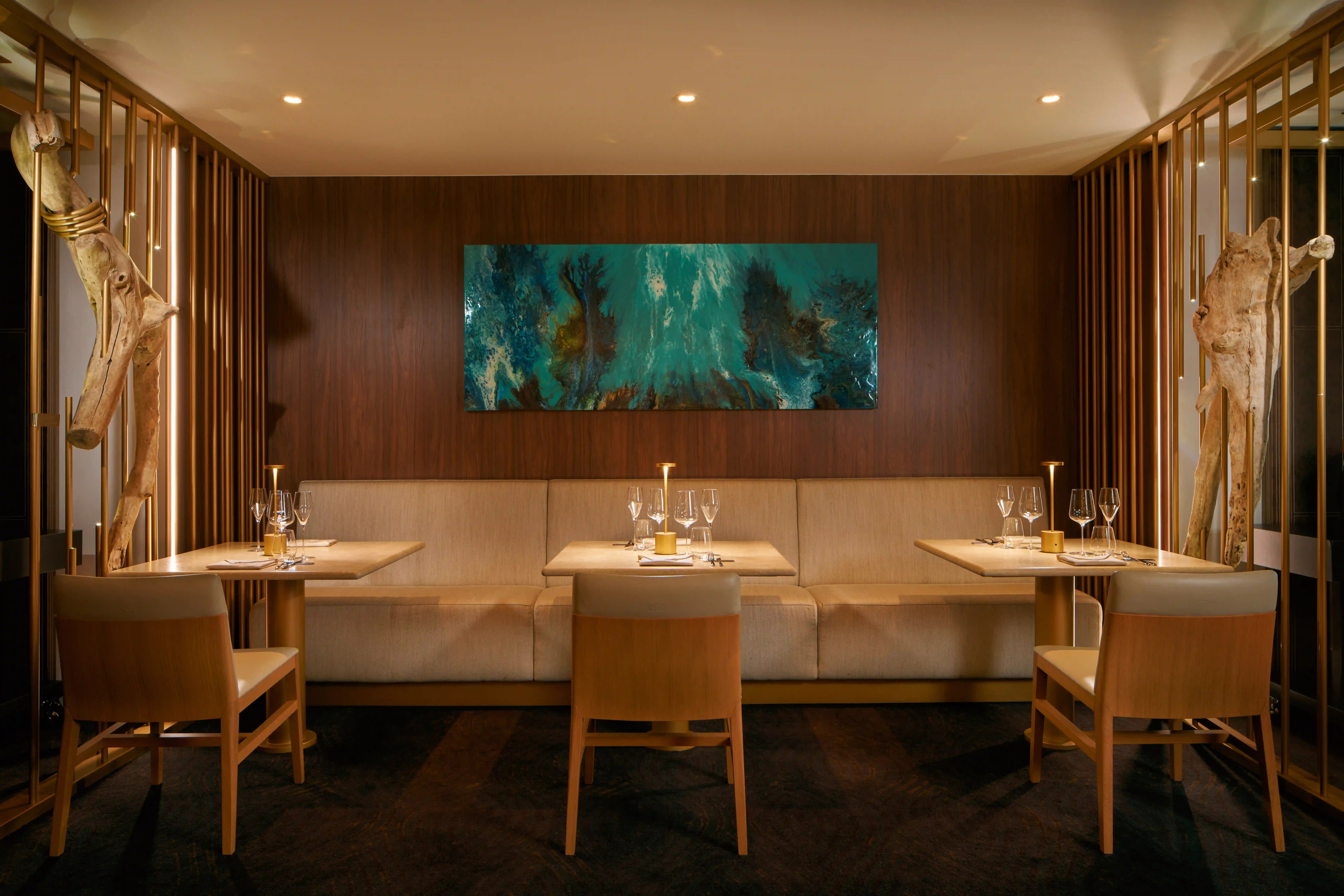 Restaurant gastronomique élégant sur navire de croisière avec tables dressées et œuvres d'art