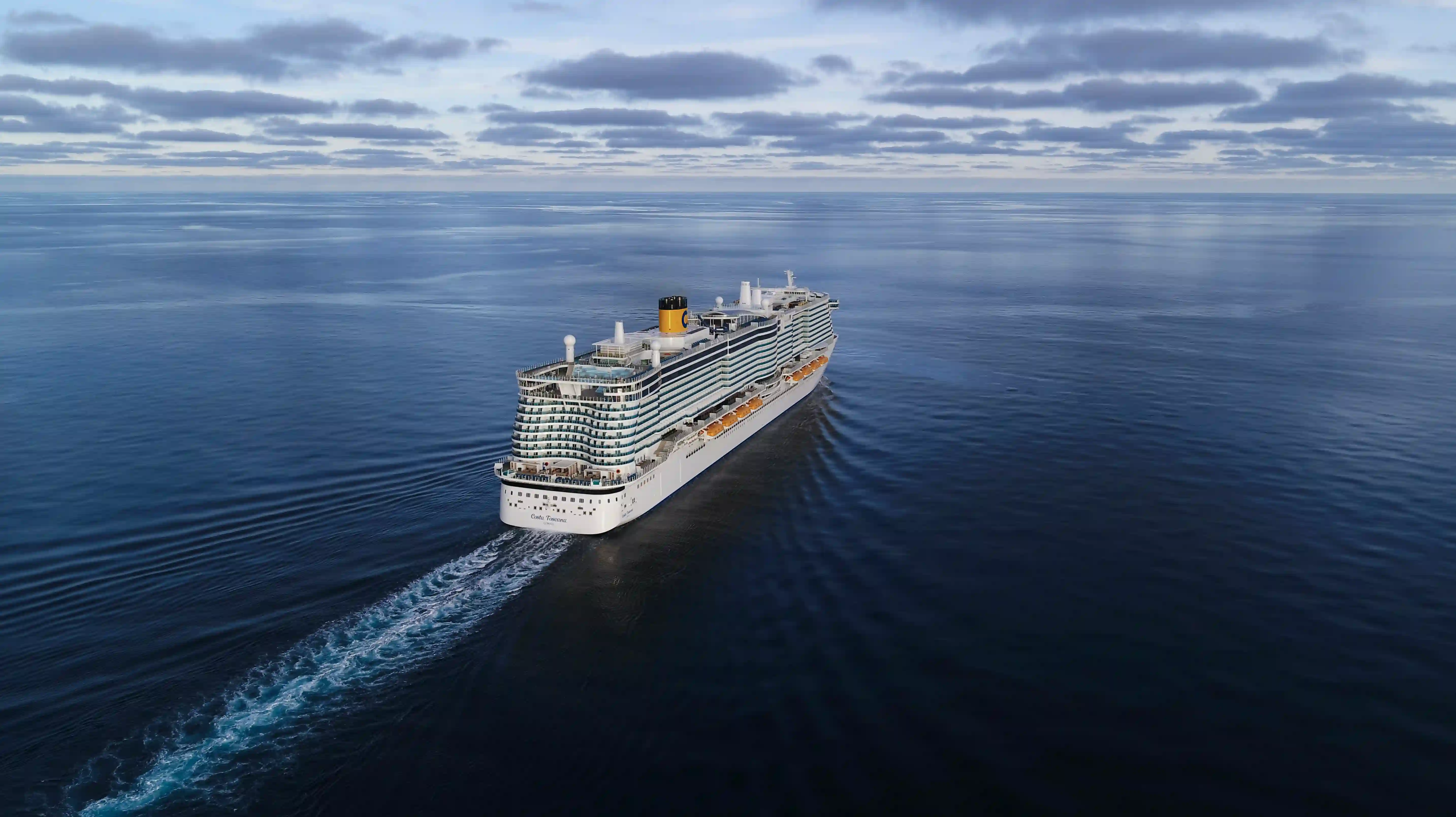 Navire de croisière en pleine mer vu de l'arrière en vue aérienne