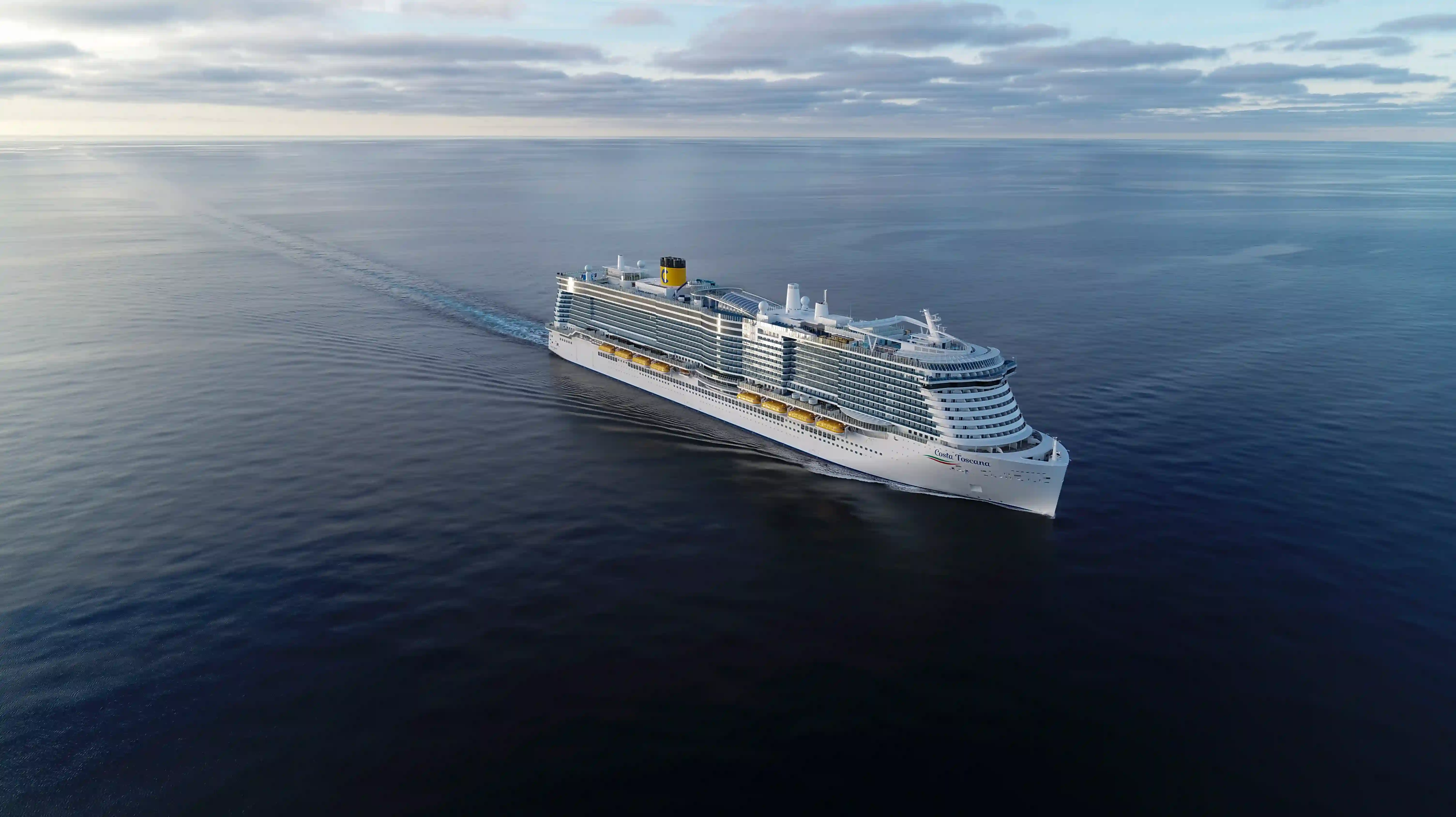 Navire de croisière en pleine mer vu de l avant en vue aérienne