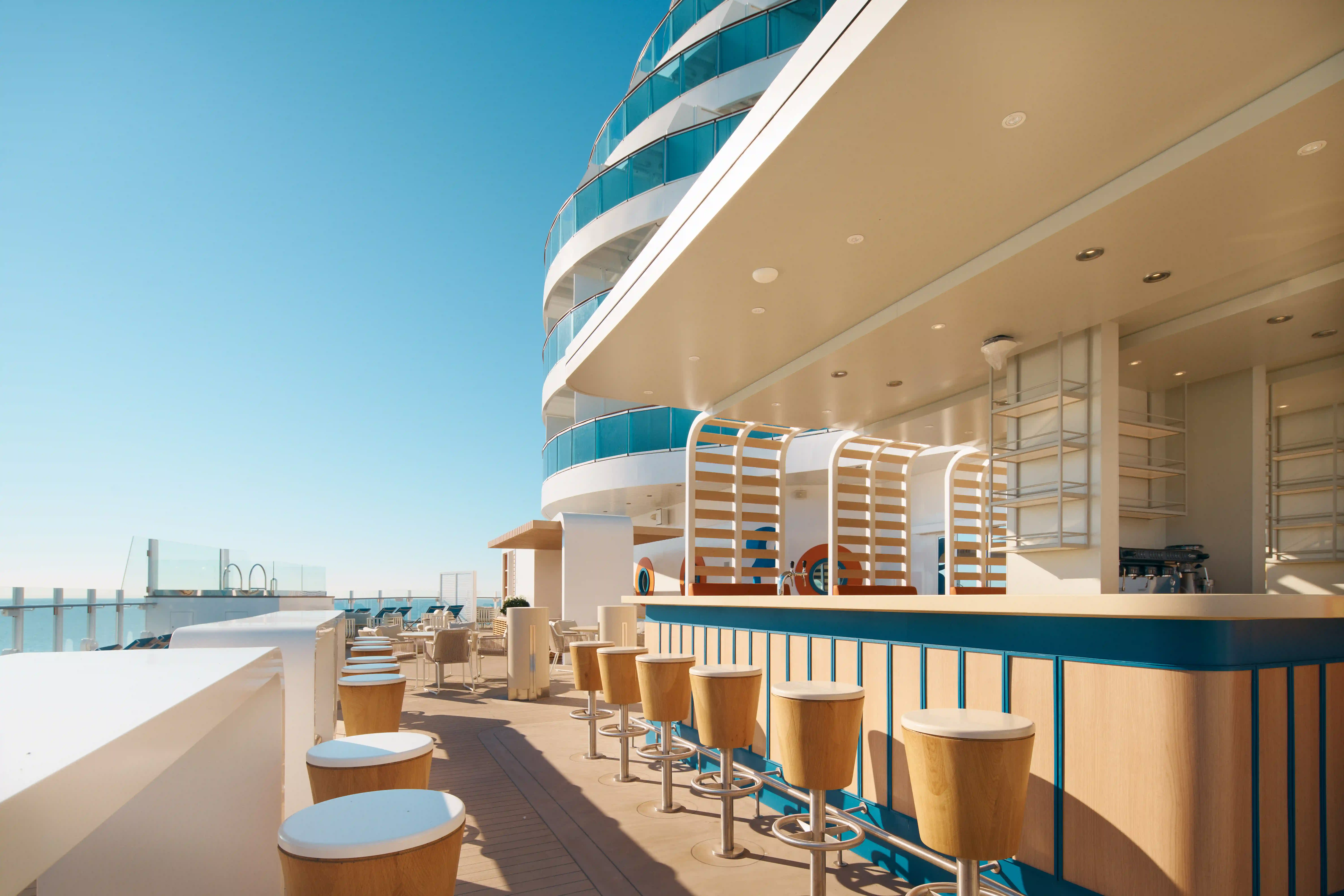 Bar extérieure sur navire de croisière avec tabourets, pont soleil et vue sur la mer