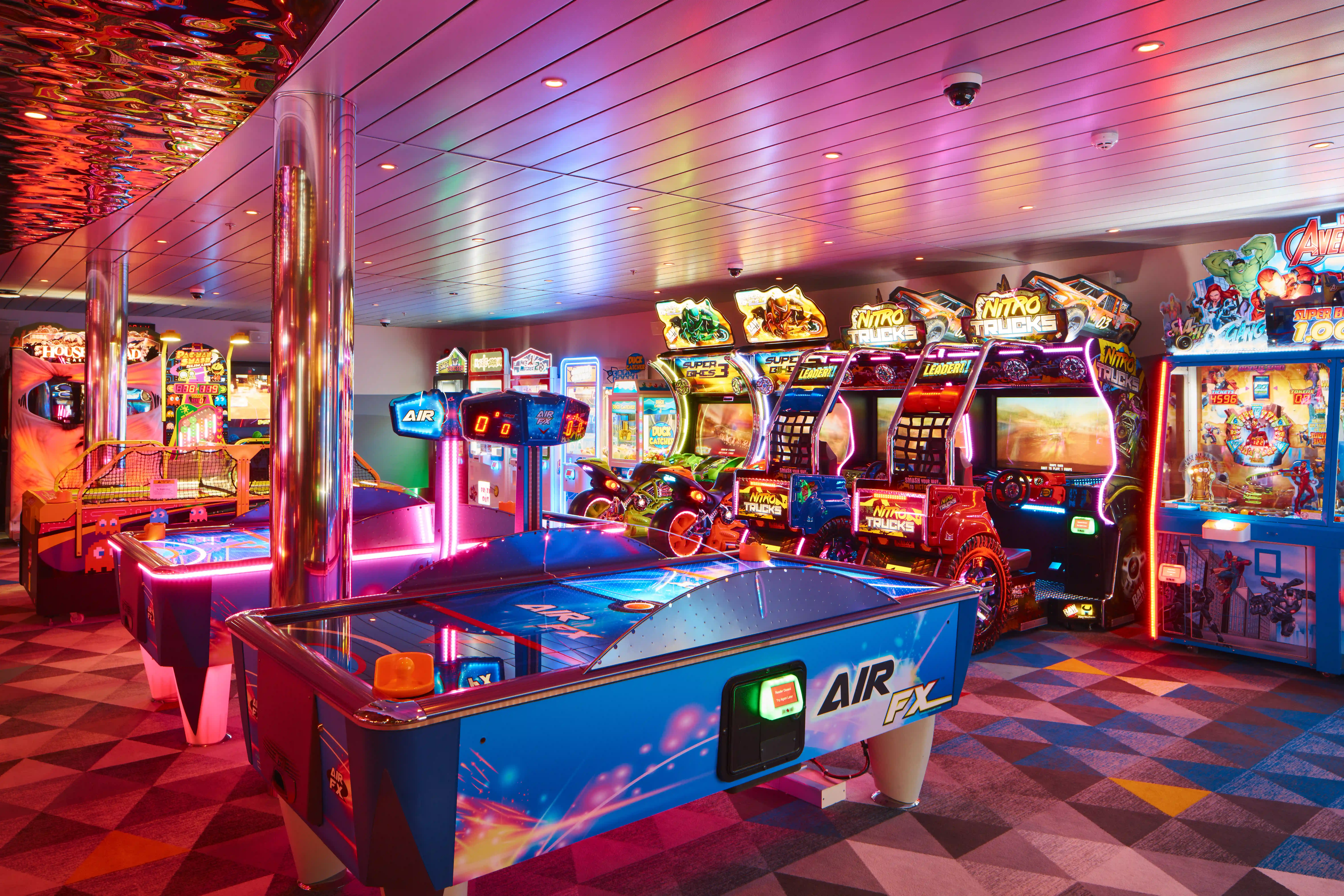 Casino sur navire de croisière avec machines de jeu, air hockey et éclairage