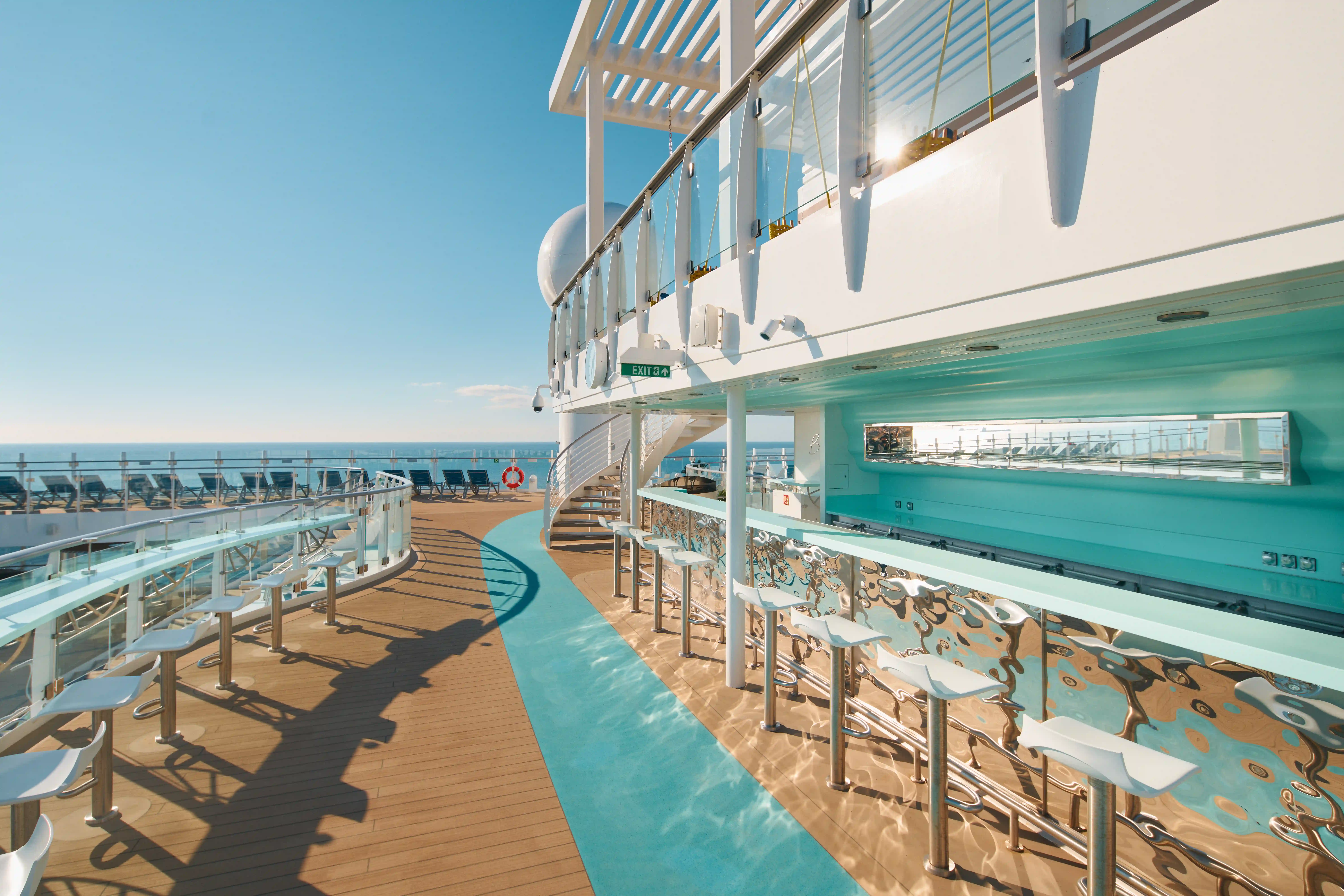Bar extérieure sur navire de croisière avec tabourets, pont soleil et vue sur la mer