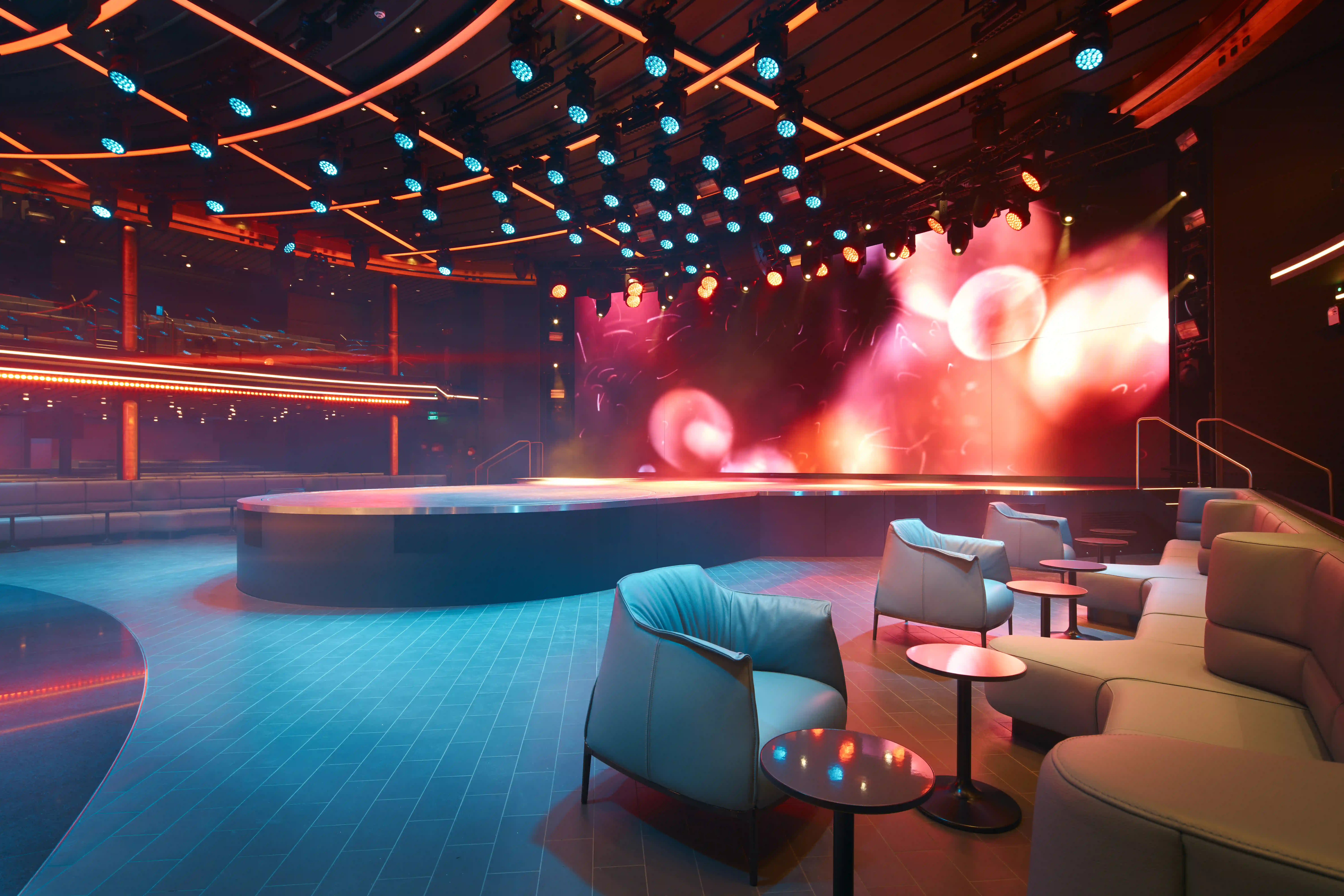 Discothèque sur navire de croisière avec piste de danse, éclairage et espaces assis