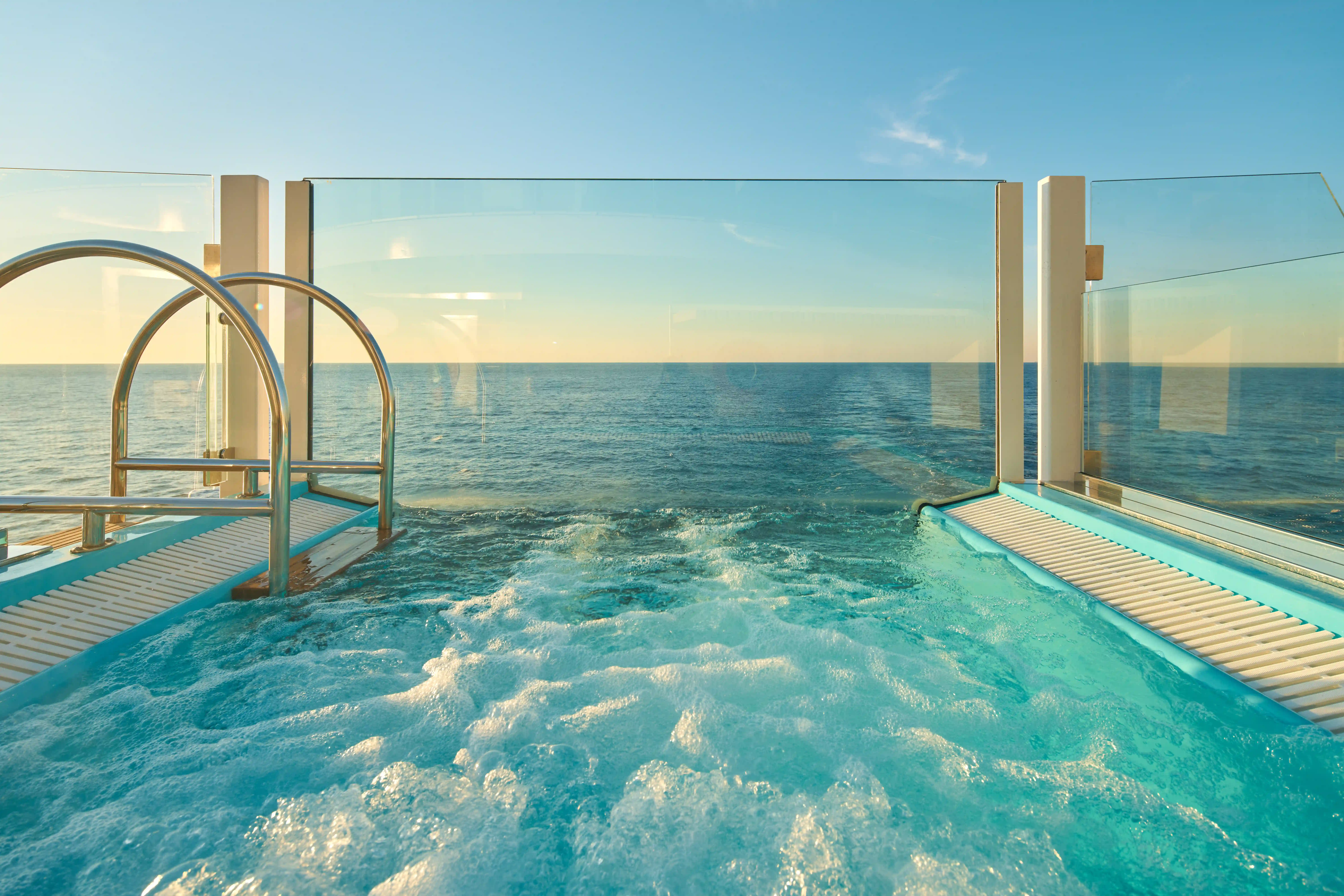 Piscine à débordement sur navire de croisière avec vue sur la mer