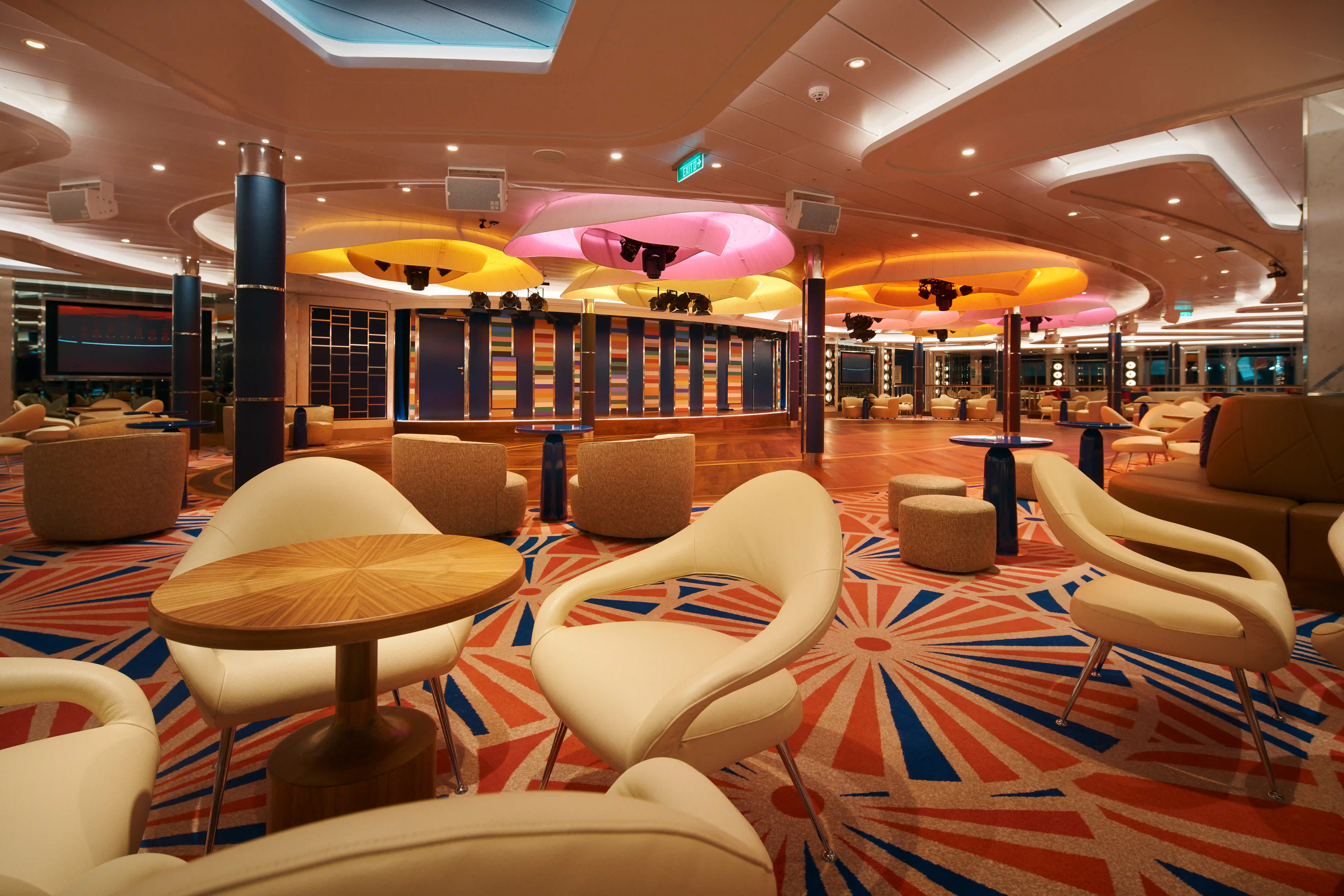 Salon intérieur moderne sur navire de croisière avec fauteuils, tables et éclairage