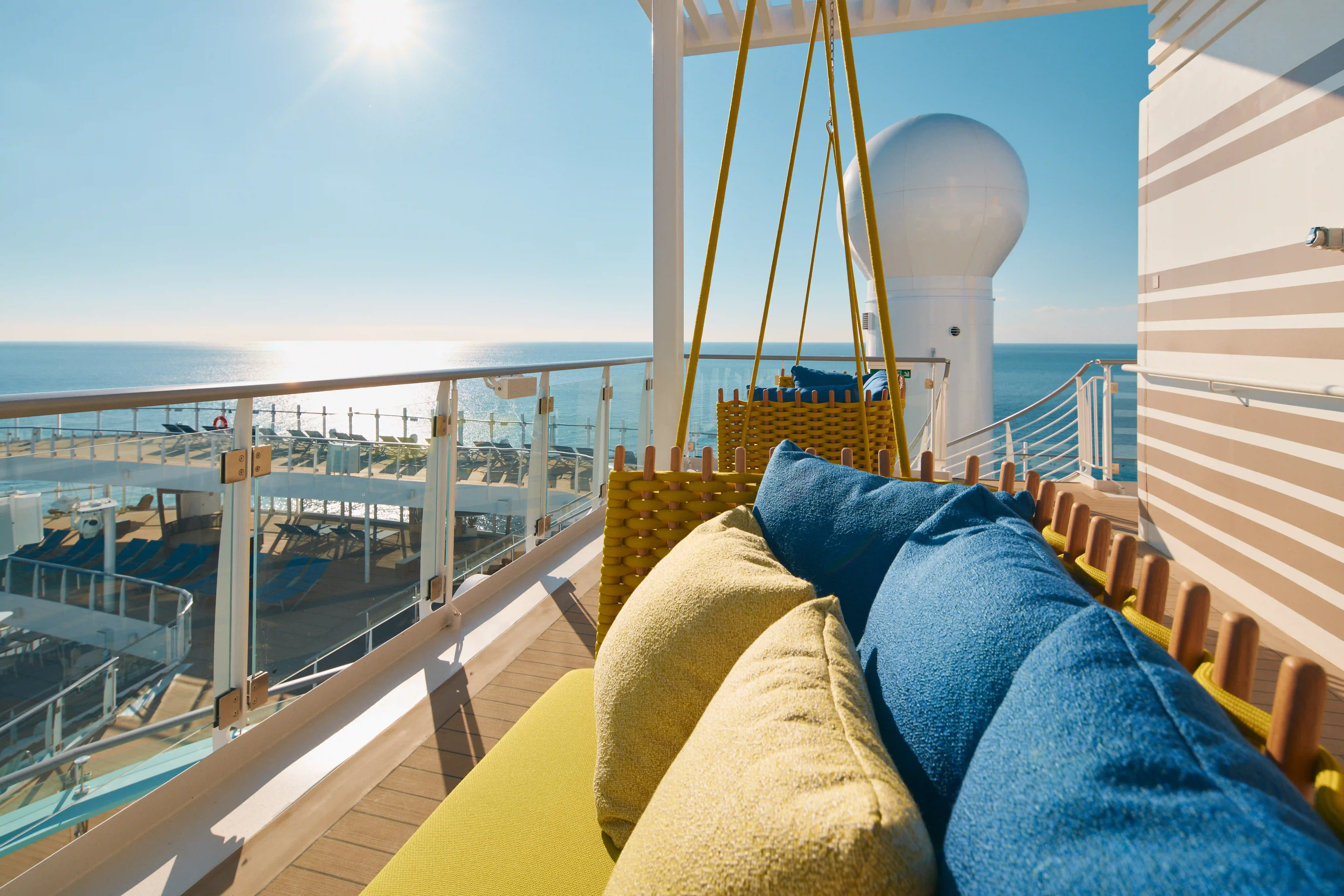 Espace lounge sur navire de croisière avec transats et pont ouvert