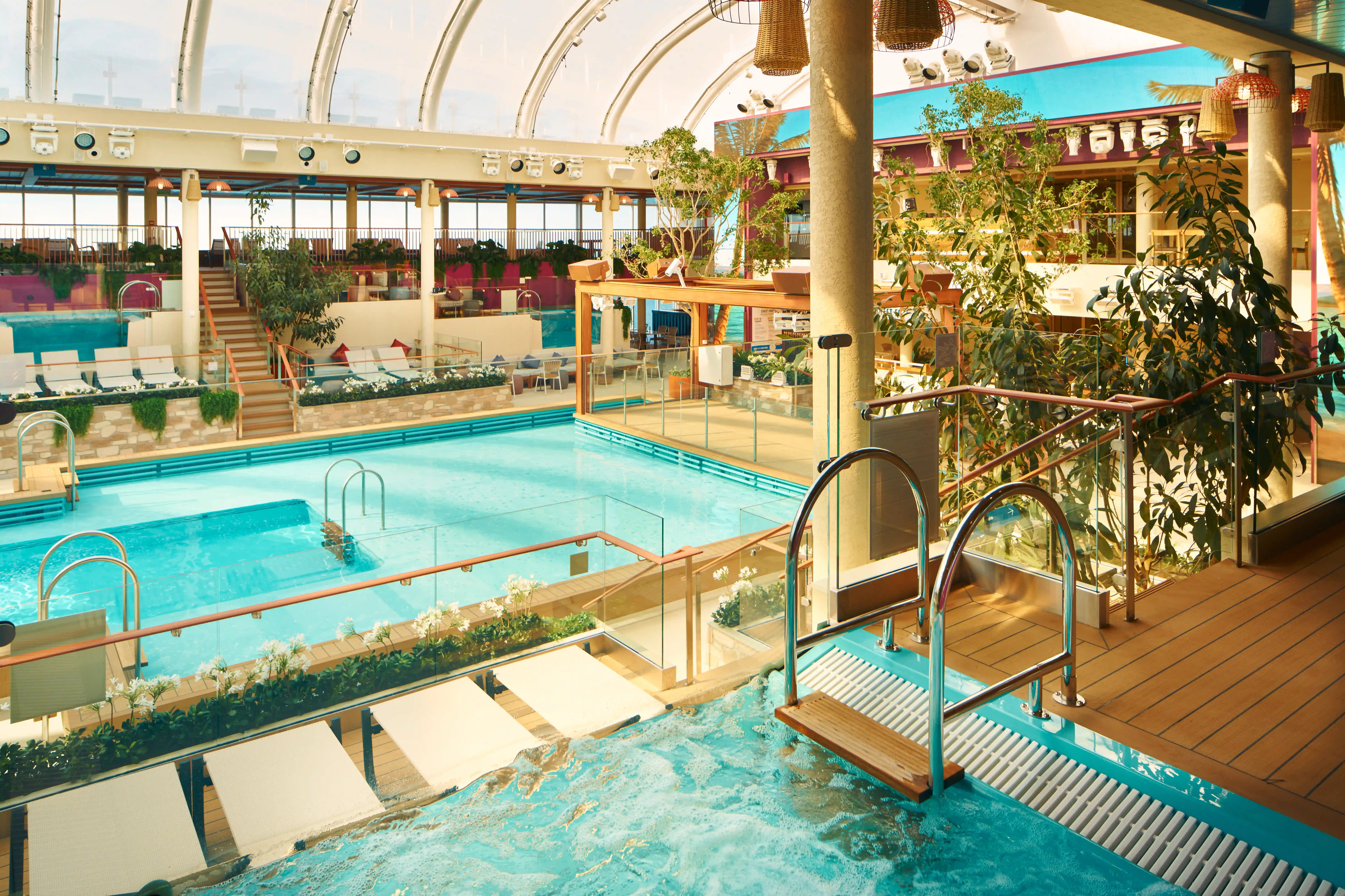Piscine couverte sur navire de croisière avec bassin et plantes