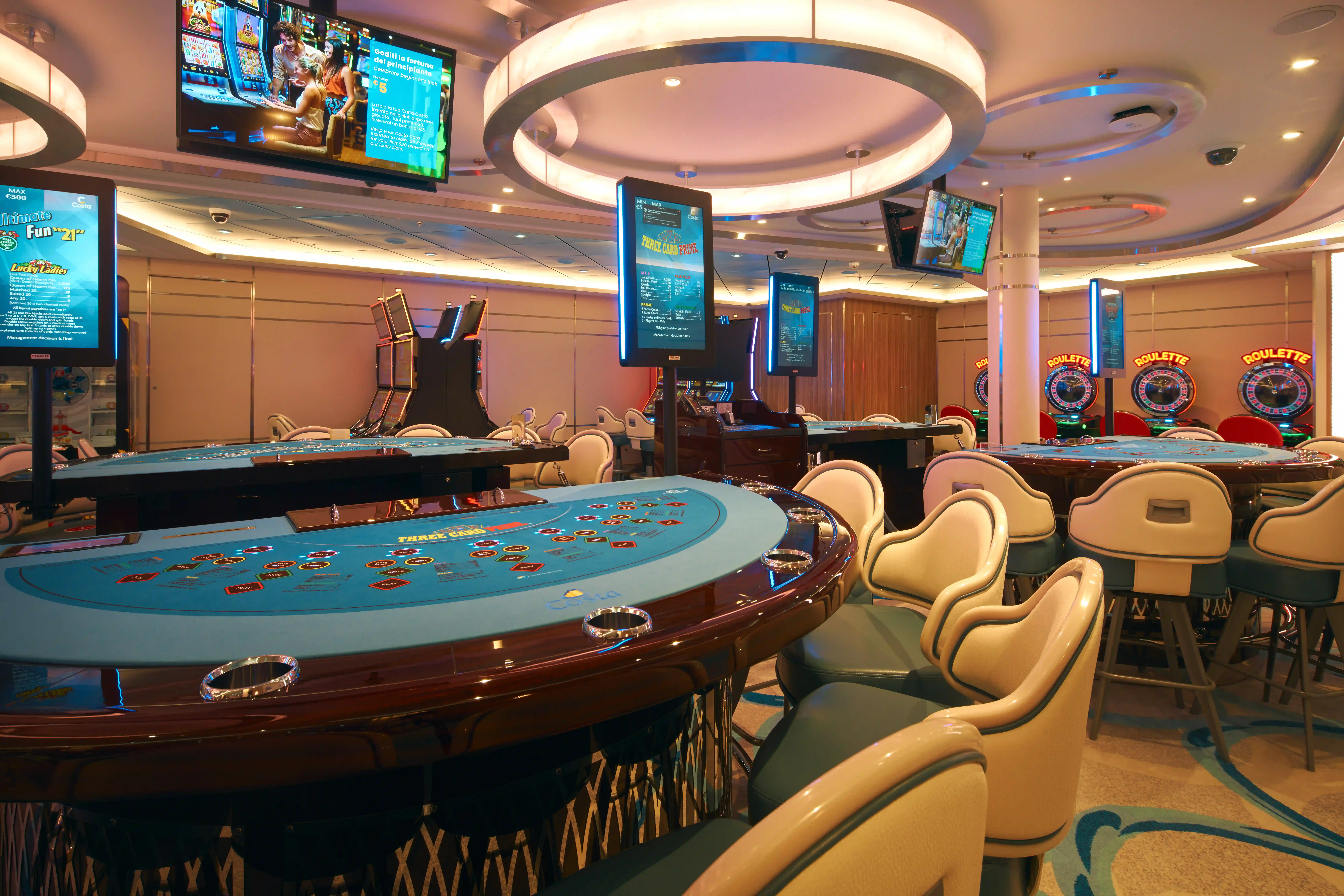 Casino sur navire de croisière avec machines de jeu, air hockey et éclairage