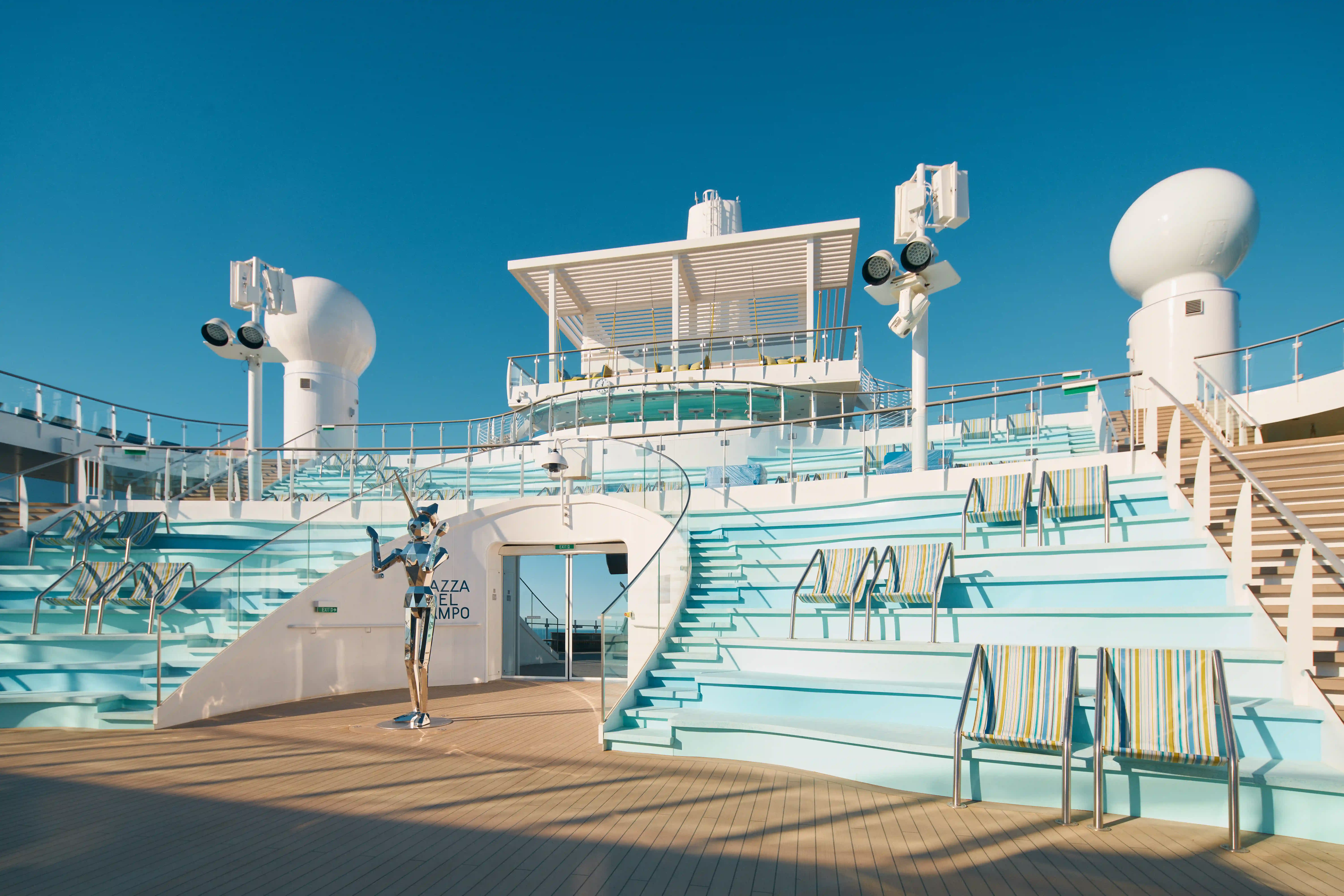 Escalier sur navire de croisière avec gradins et espace de pont ouvert