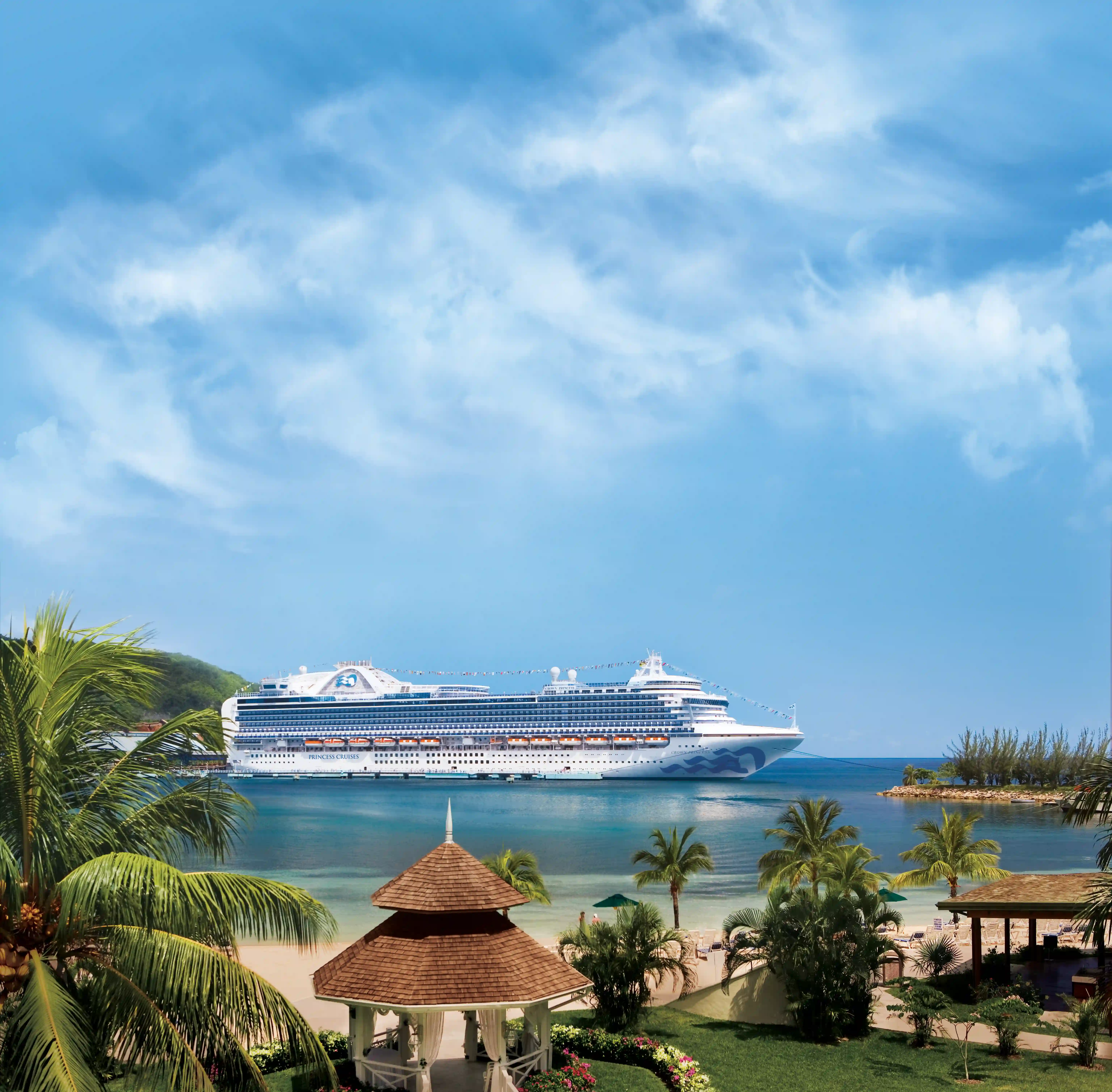 Crown Princess als modernes Kreuzfahrtschiff vor tropischer Insel und Strand