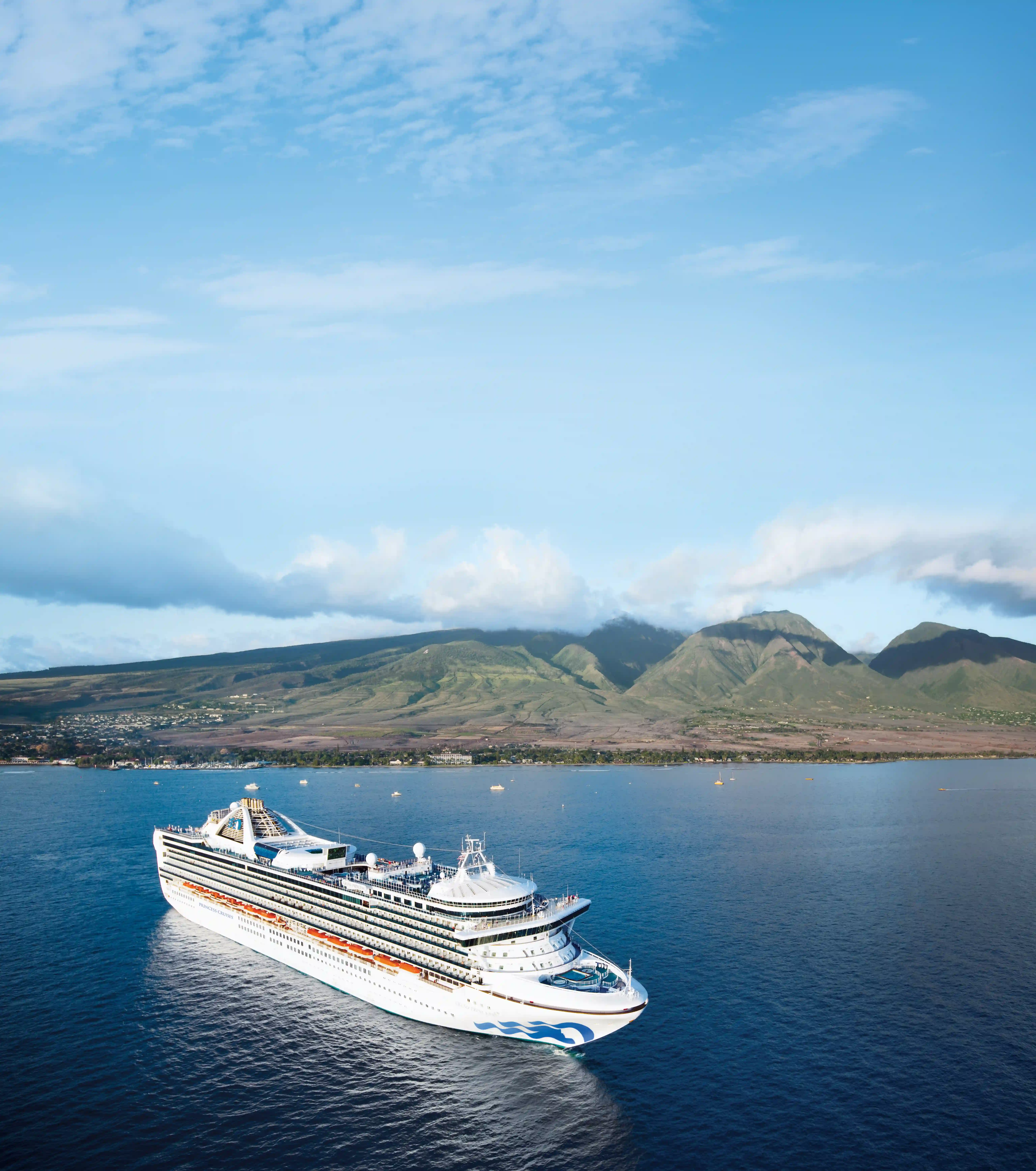 Grosses Kreuzfahrtschiff aus der Luft auf offener See mit Kielwasser