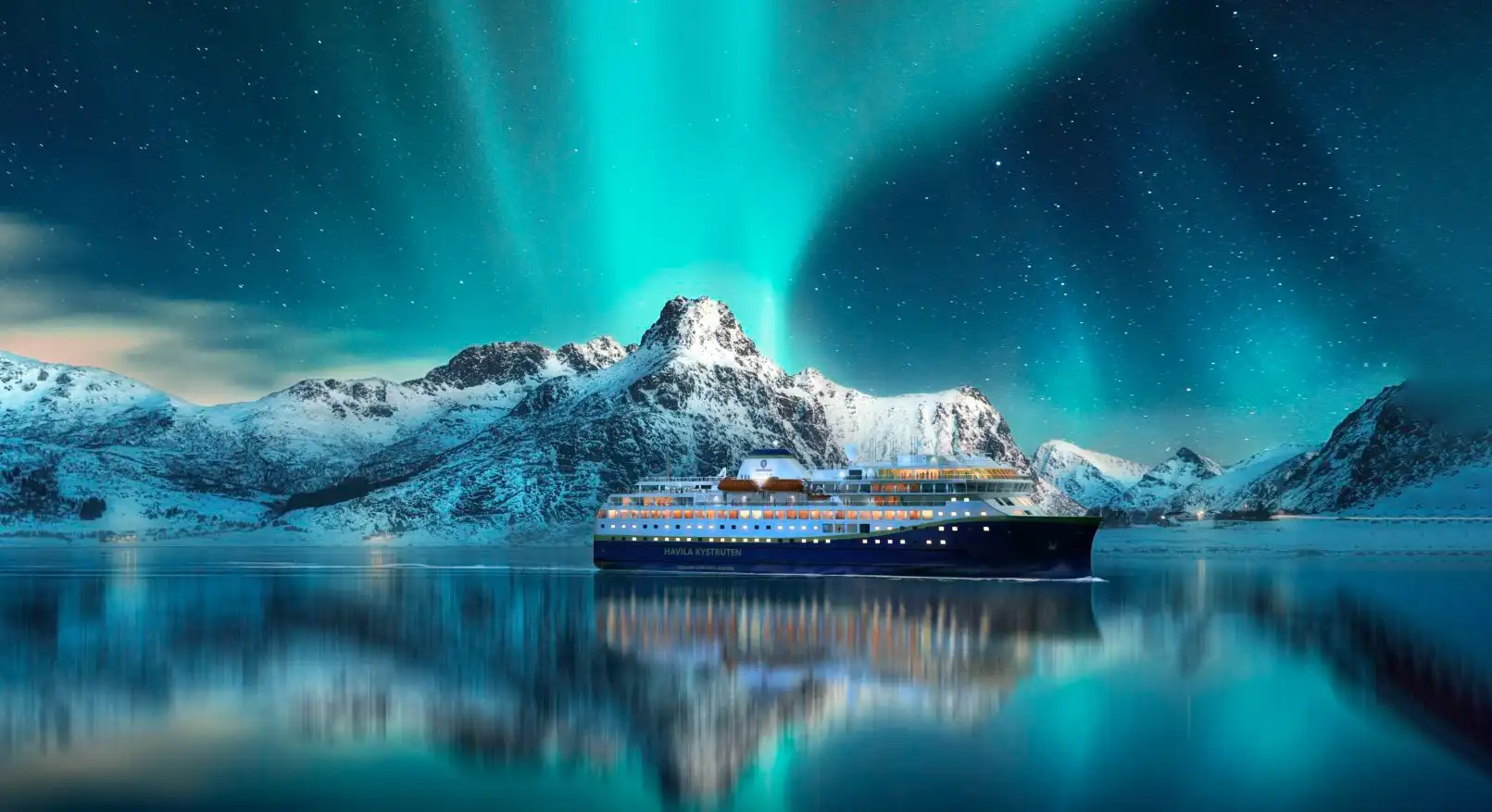 Havila vor verschneiten Bergen unter Polarlichtern