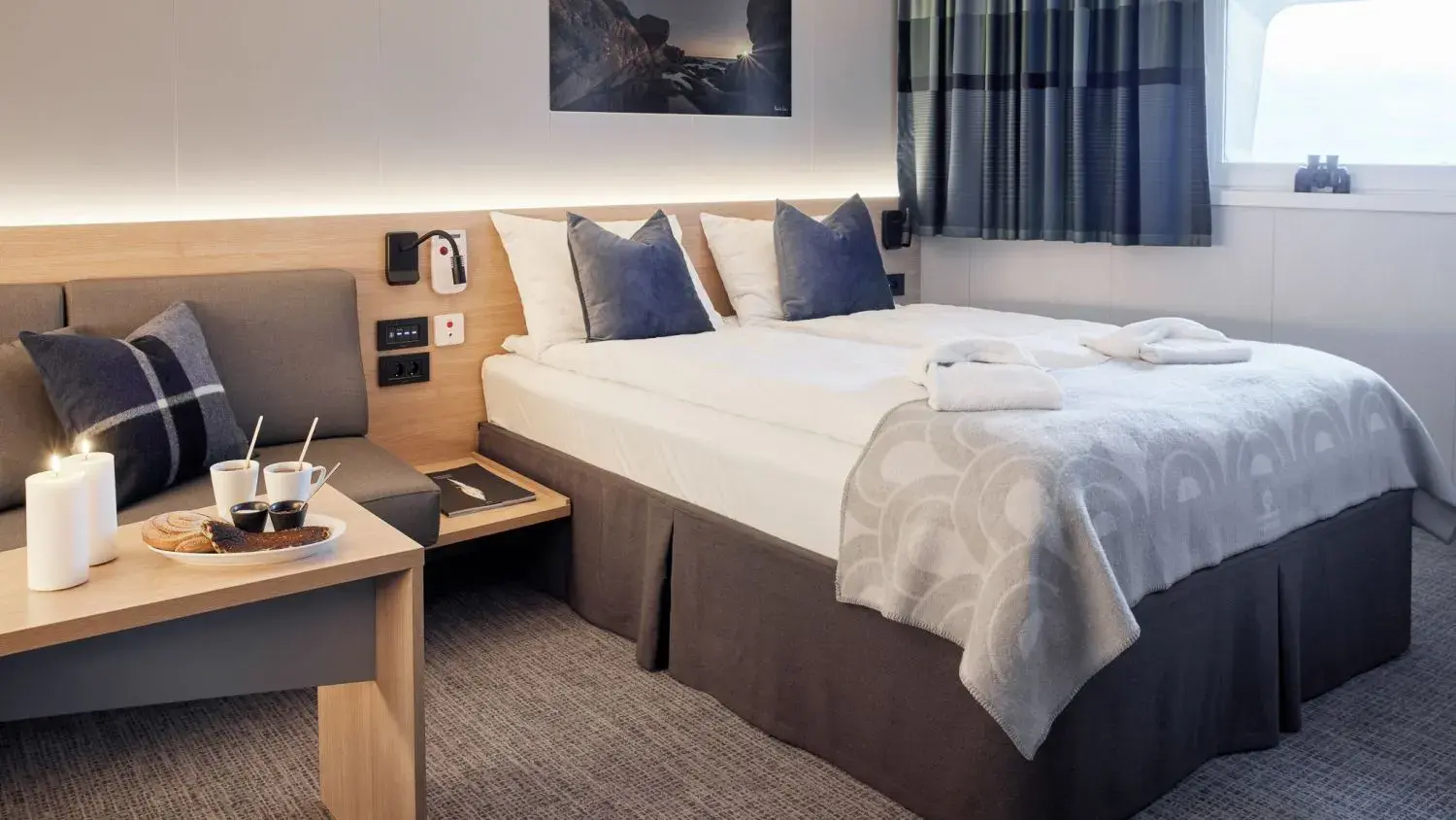 Barrierefreie Aussenkabine mit Doppelbett und Sitzbereich