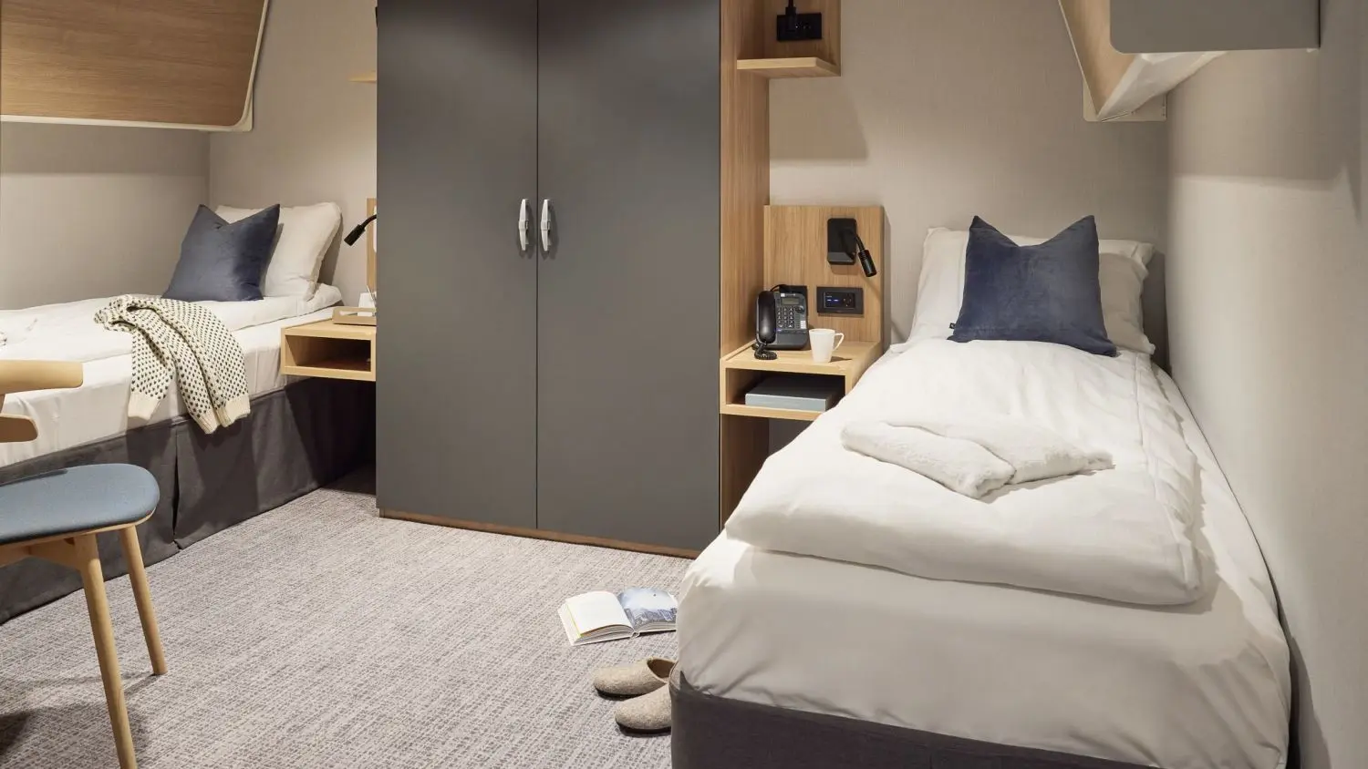 Innenkabine mit zwei Einzelbetten und Stauraum