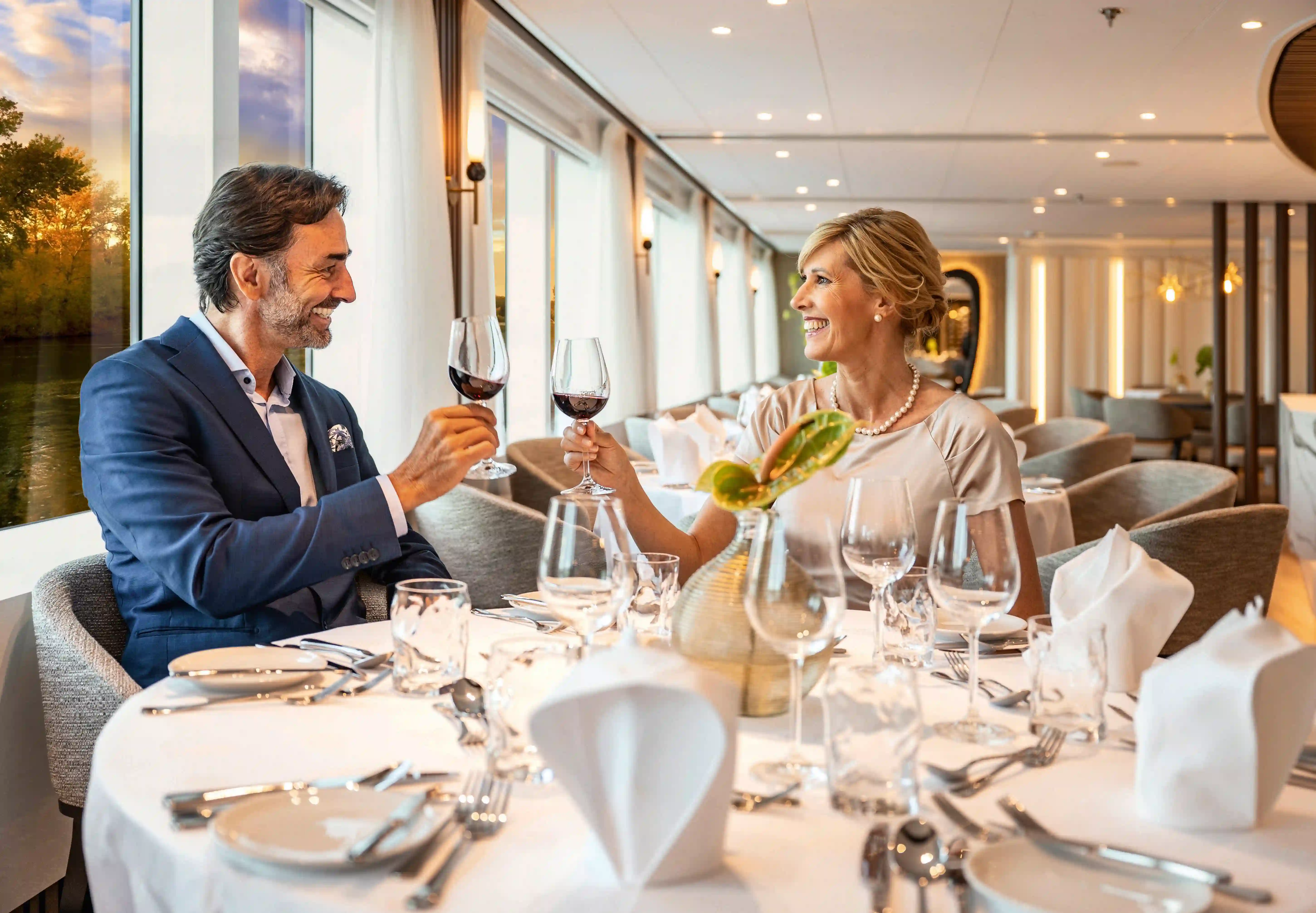 Paar beim Abendessen im Restaurant eines Flusskreuzfahrtschiffes