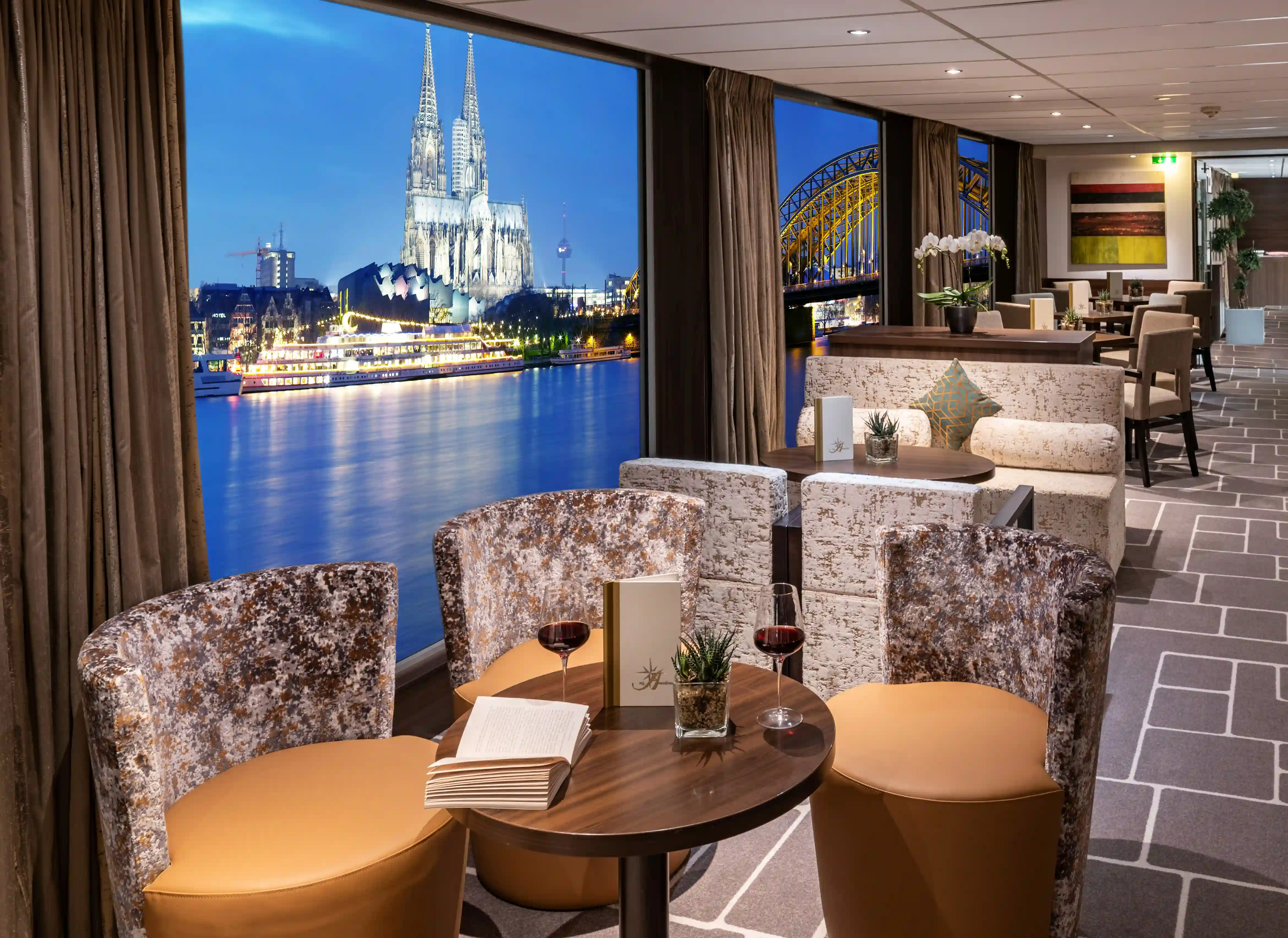 Panorama-Bar mit gedeckten Tischen und Nachtblick auf die Stadt