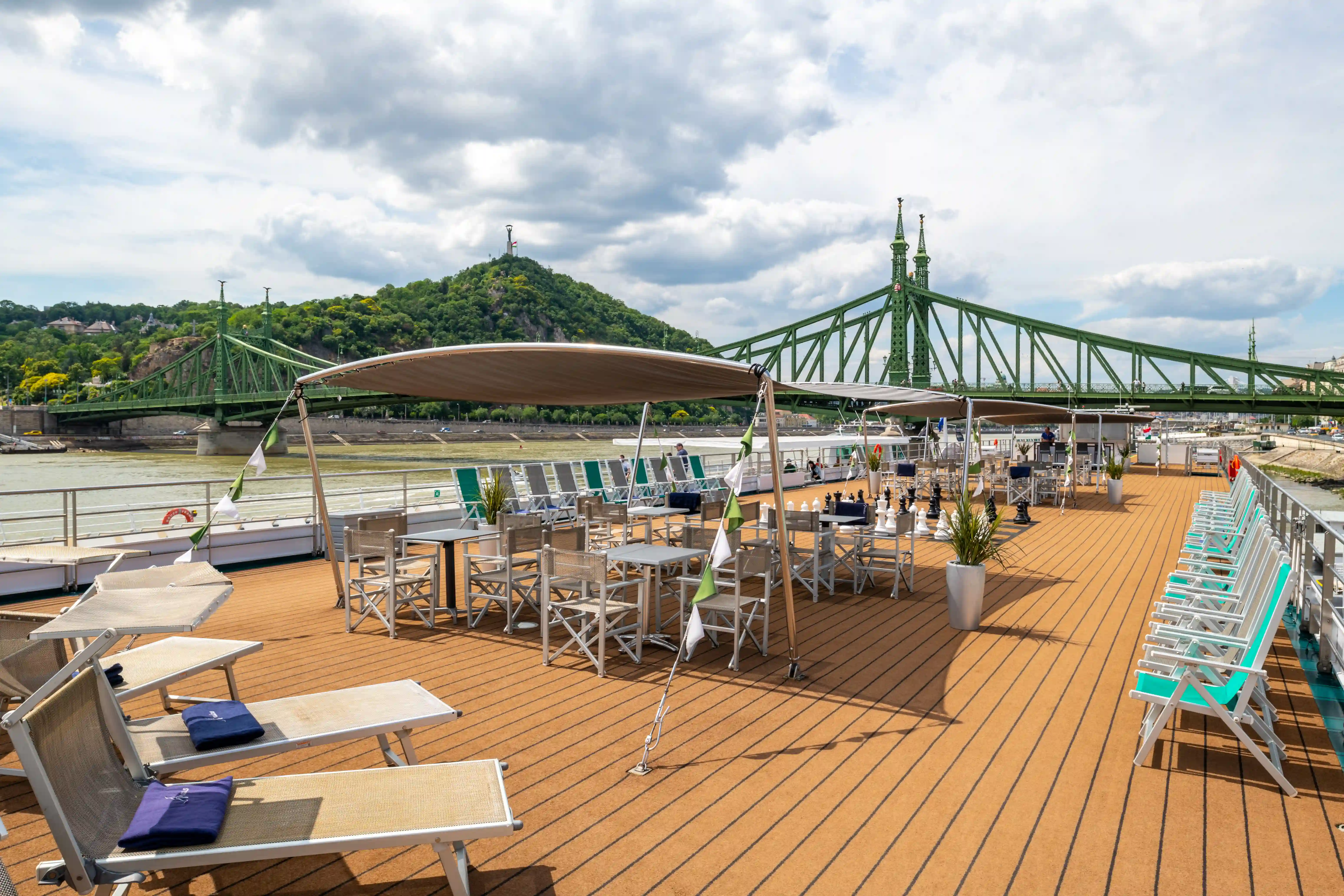 Sonnendeck mit Liegestühlen und Sitzbereich an Deck