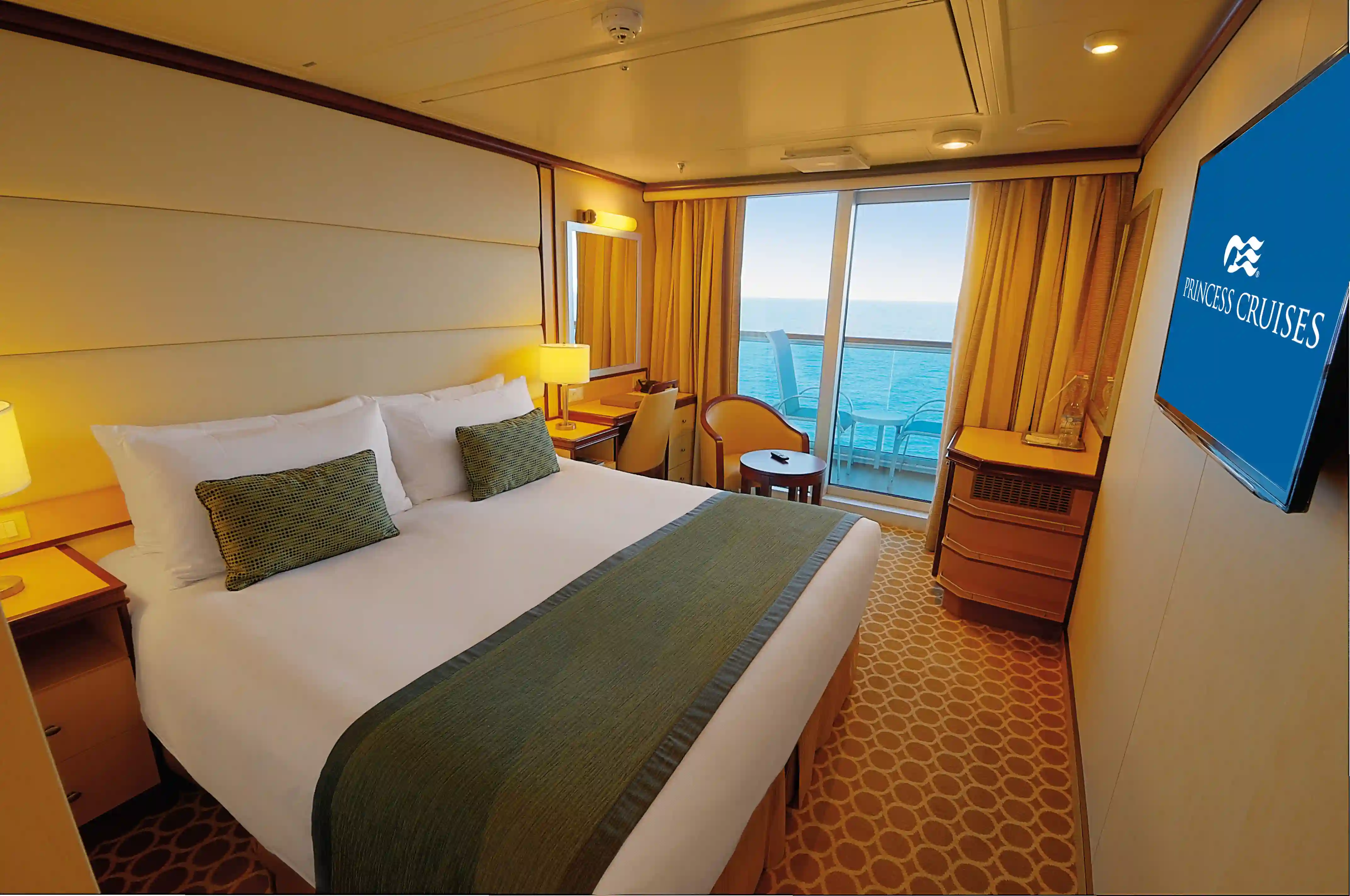 Balkonkabine mit Doppelbett, Balkon und Sitzbereich auf der Majestic Princess