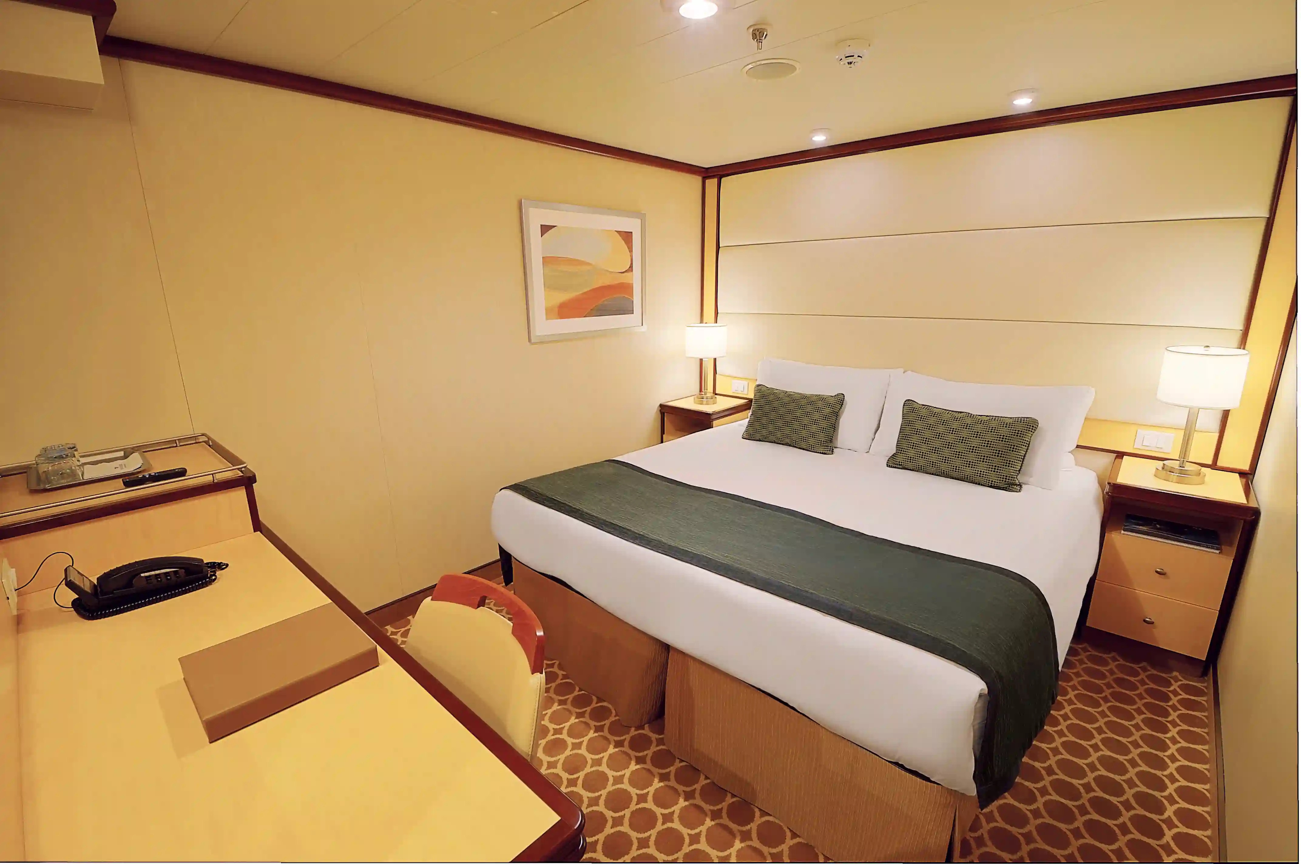 Innenkabine mit Doppelbett und Fernseher auf der Majestic Princess