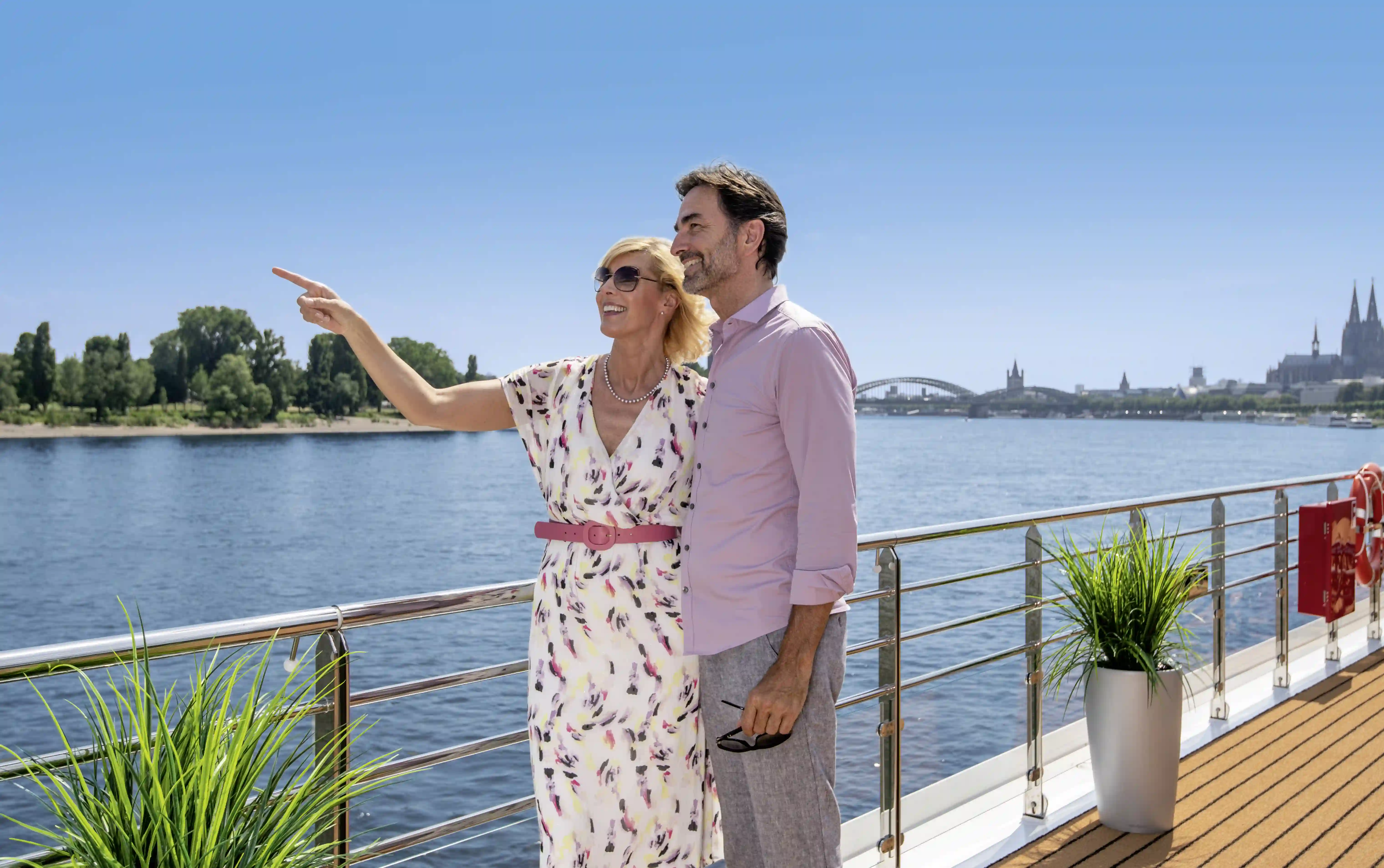 Gäste auf dem Sonnendeck eines Flusskreuzfahrtschiffs
