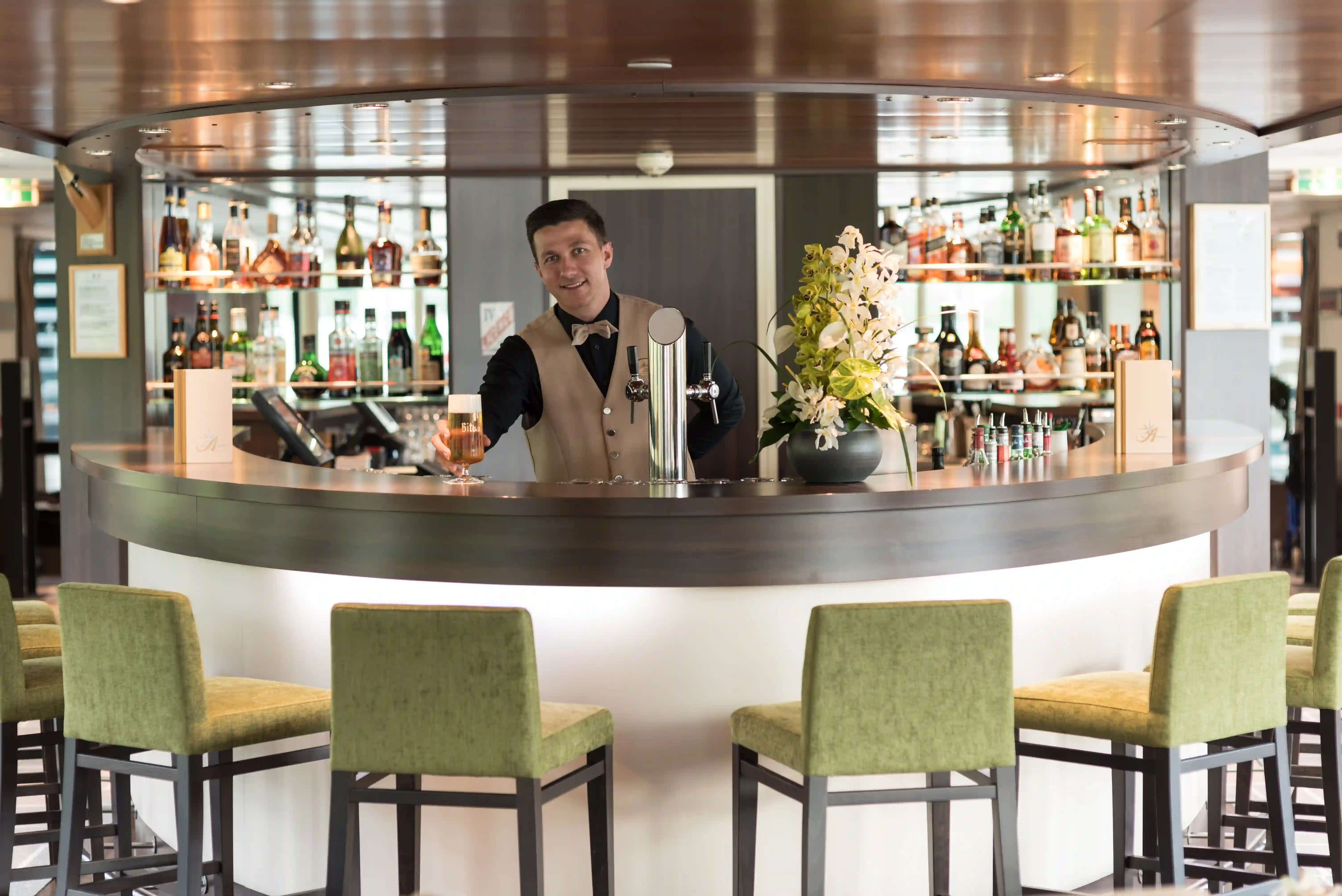 Stilvolle Bar an Bord der AMADEUS Diamond mit großer Auswahl an Getränken