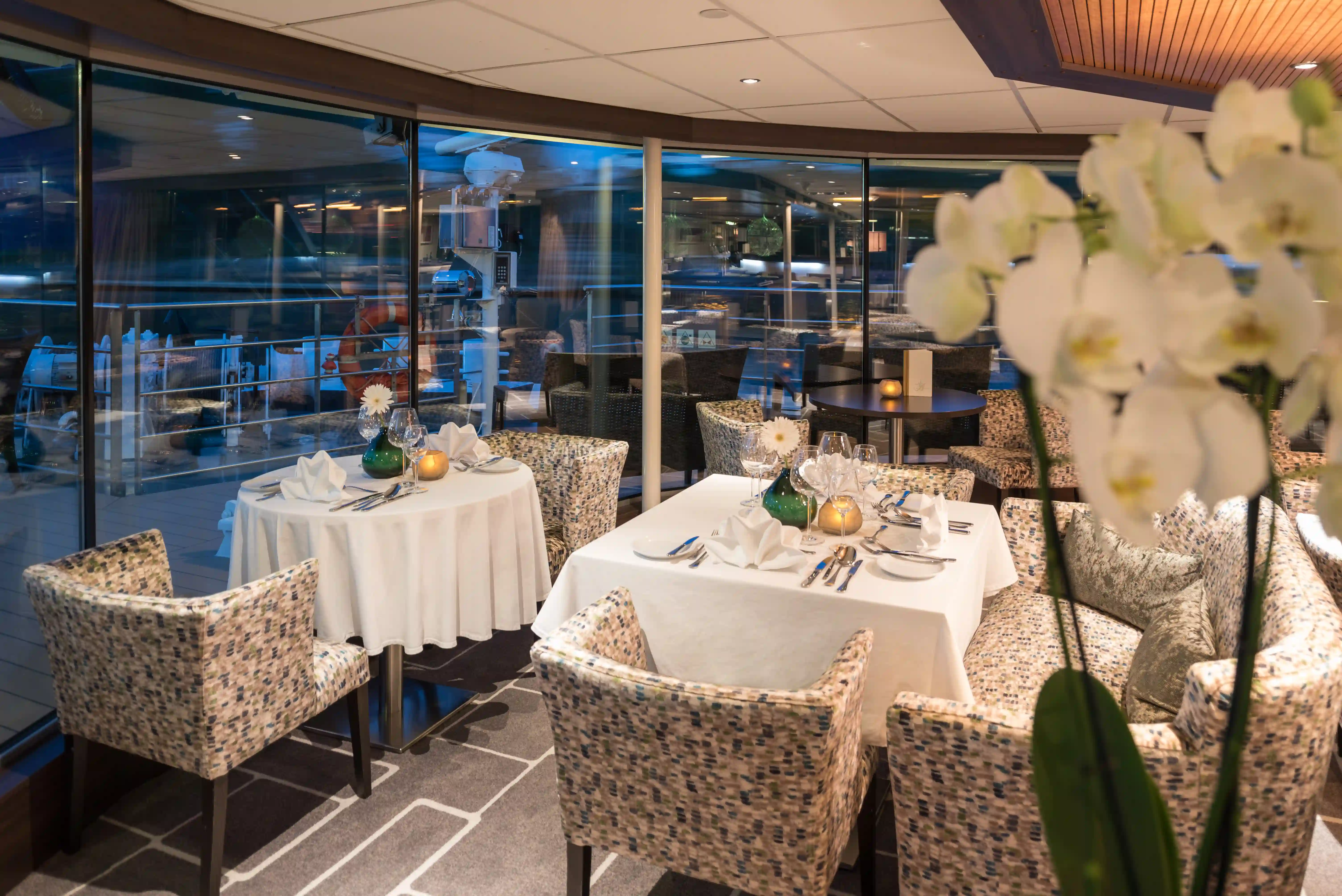 Elegantes Bordrestaurant der AMADEUS Diamond mit fein gedeckten Tischen